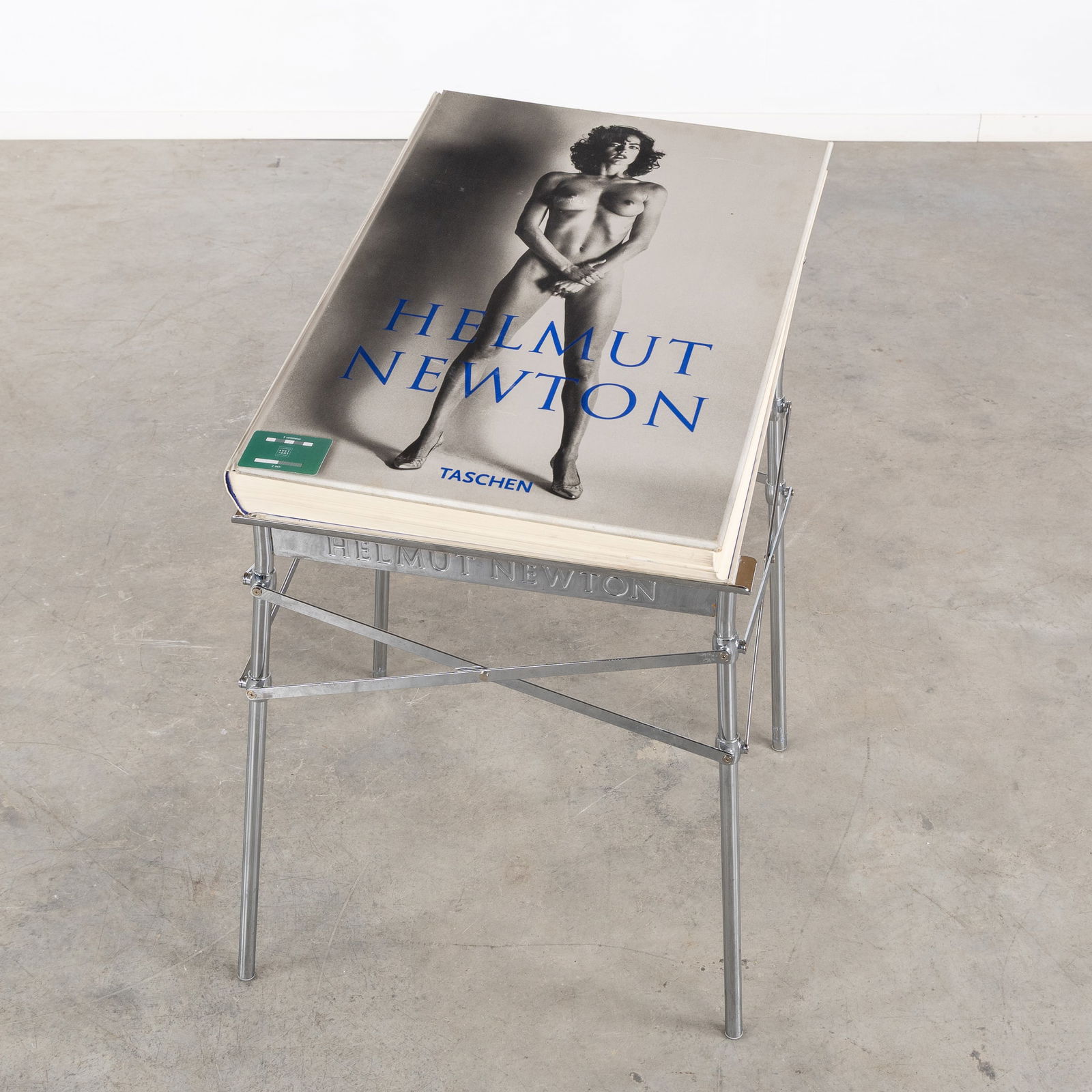 Helmut NEWTON & Philippe STARCK (XX-XXI) 'Sumo' Taschen (1999).: Helmut NEWTON & Philippe STARCK (XX-XXI) 'Sumo' Taschen (1999). Helmut Newton 'Sumo'. Large book, published by Taschen, 1999. Numbered 382/10000. The book is signed on the fi