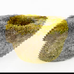 An antique mortar, natural stone. 18th/19th C.: An antique mortar, natural stone. 18th/19th century. Nicely covered with moss. 18th/19th century. Dimensions:(W:30 x H:18 x L:30 cm)