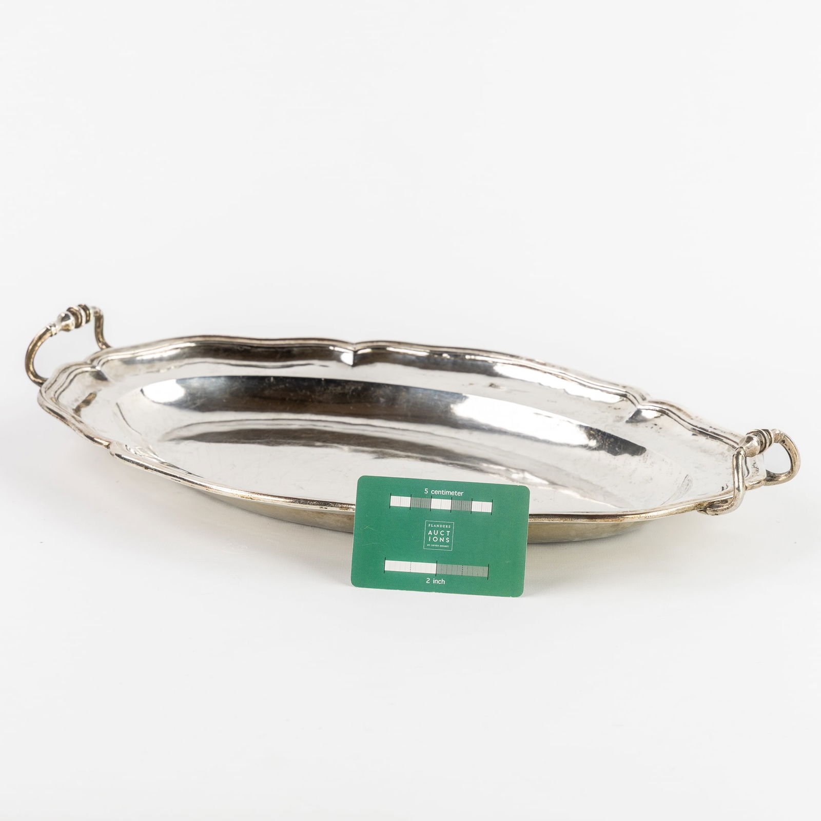 Een massief zilveren schaal 18de eeuw (Duitsland of Oostenrijk), 1,44 kg (1 of 8)