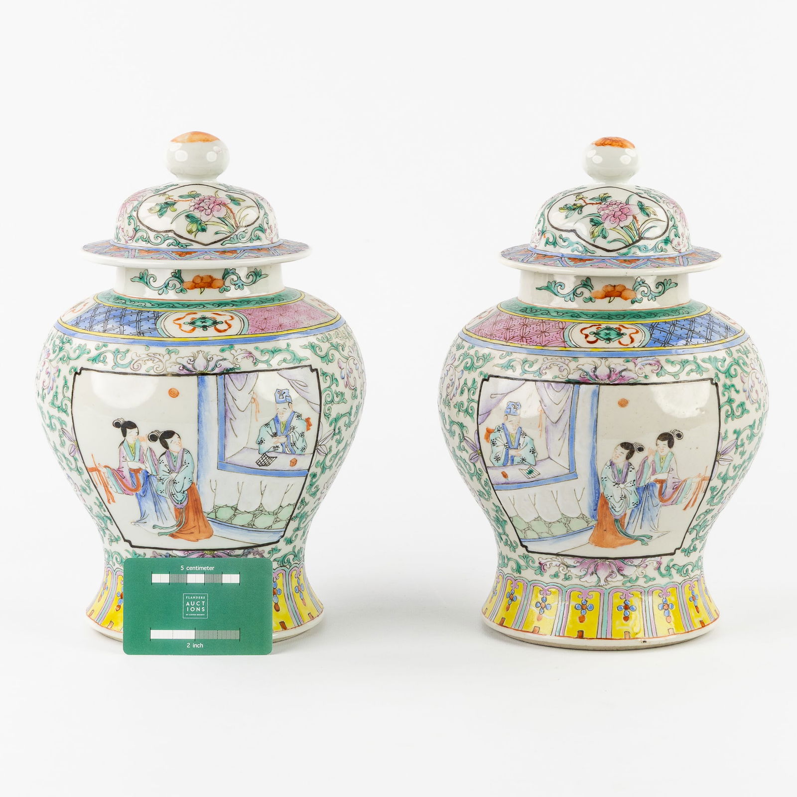 A pair of Chinese Lidded Vases, Famille rose, 19th/20th C. (1 of 7)