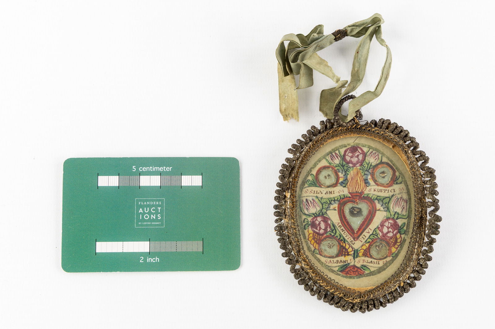 An Antique Reliquary Pendant with 4 Relics for Saints, Martyrs and Agnus Dei. 18th C.: An Antique Reliquary Pendant with 4 Relics for Saints, Martyrs and Agnus Dei. 18th century. Reliquary pendant with hand-painted floral image with a Sacred Heart. Relics for: - Agnus Dei - Pius VI (Agn