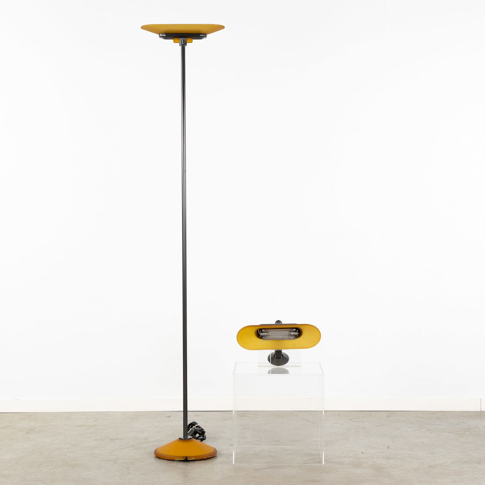 Perry King & Santiago Miranda (XX-XXI) 'Jill' for Arteluce, Italy: Perry King & Santiago Miranda (XX-XXI) 'Jill' for Arteluce, Italy Floor lamp with matching wall lamp. Perry King & Santiago Miranda (XX-XXI) 'Jill' voor Arteluce, Italy Staande lamp met bijho