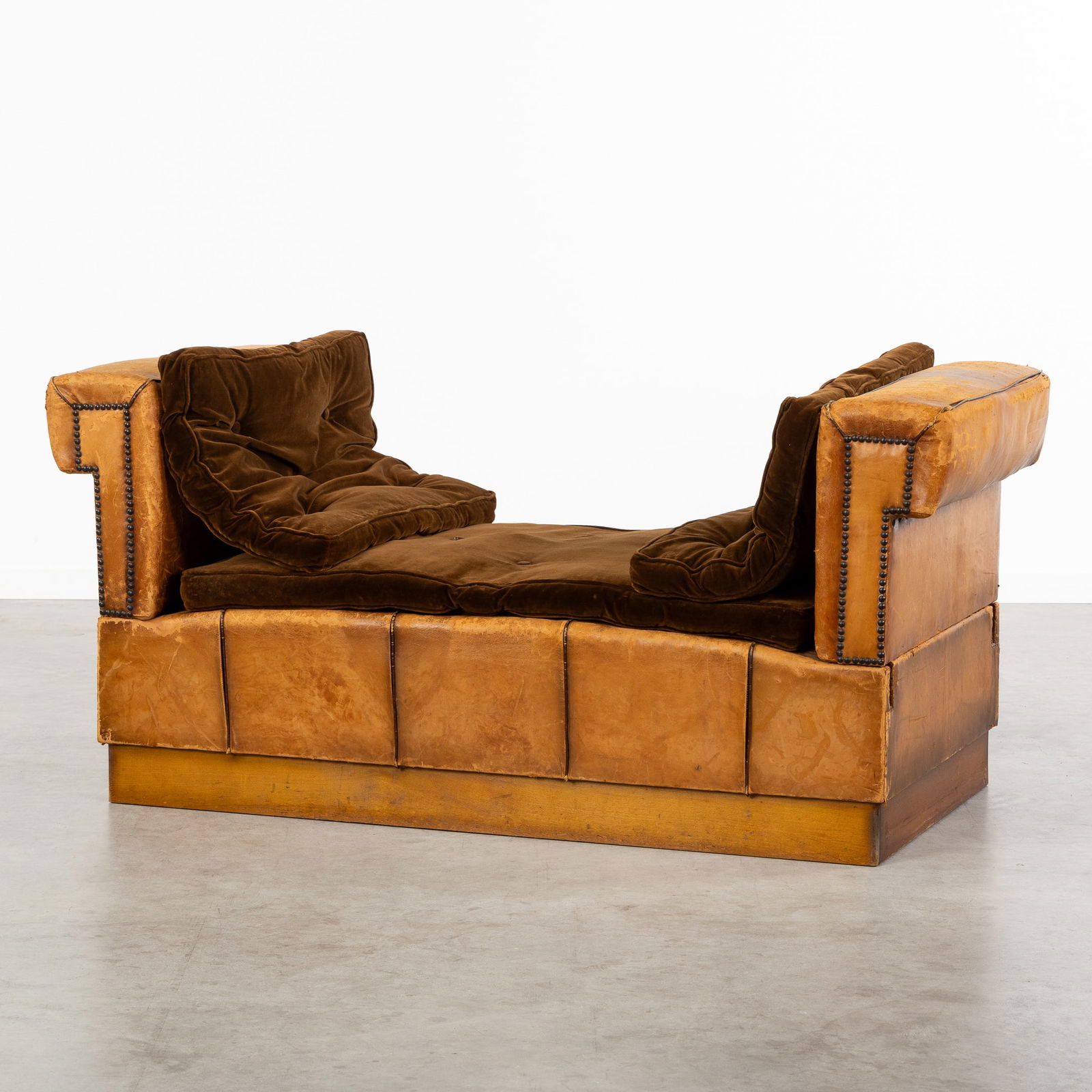 A Leather Daybed or Chaise Longue, Cognac Leather with Brown Velvet Cushions, circa 1920. (1 of 11)