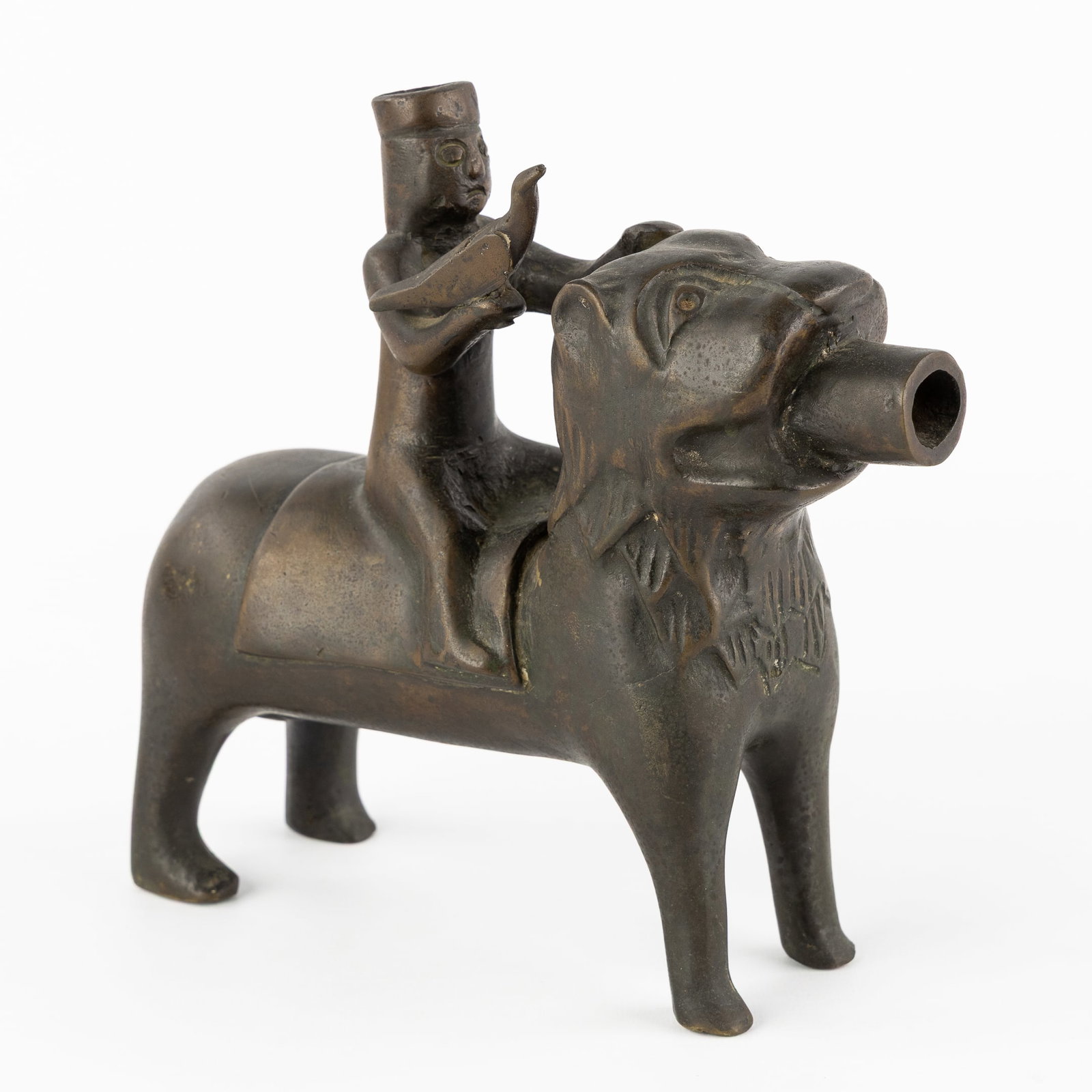 A Bronze Aquamanile, Lion with a Falconer.: A Bronze Aquamanile, Lion with a Falconer. Bronze.Aquamanile, depicting a lion ridden by a falconer.20ste eeuw. Een bronzen aquamanile, leeuw met valkenier. Brons.</