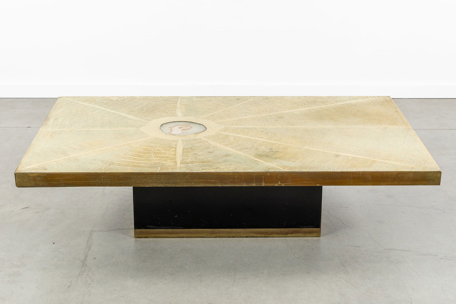 Georges Mathias (XX-XXI) A Coffee Table with Agate Stone, Engraved and Etched Brass, circa 1970. - 3