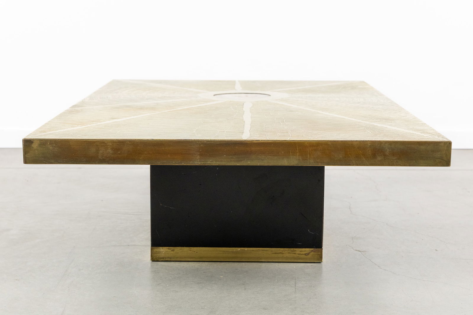 Georges Mathias (XX-XXI) A Coffee Table with Agate Stone, Engraved and Etched Brass, circa 1970. - 4