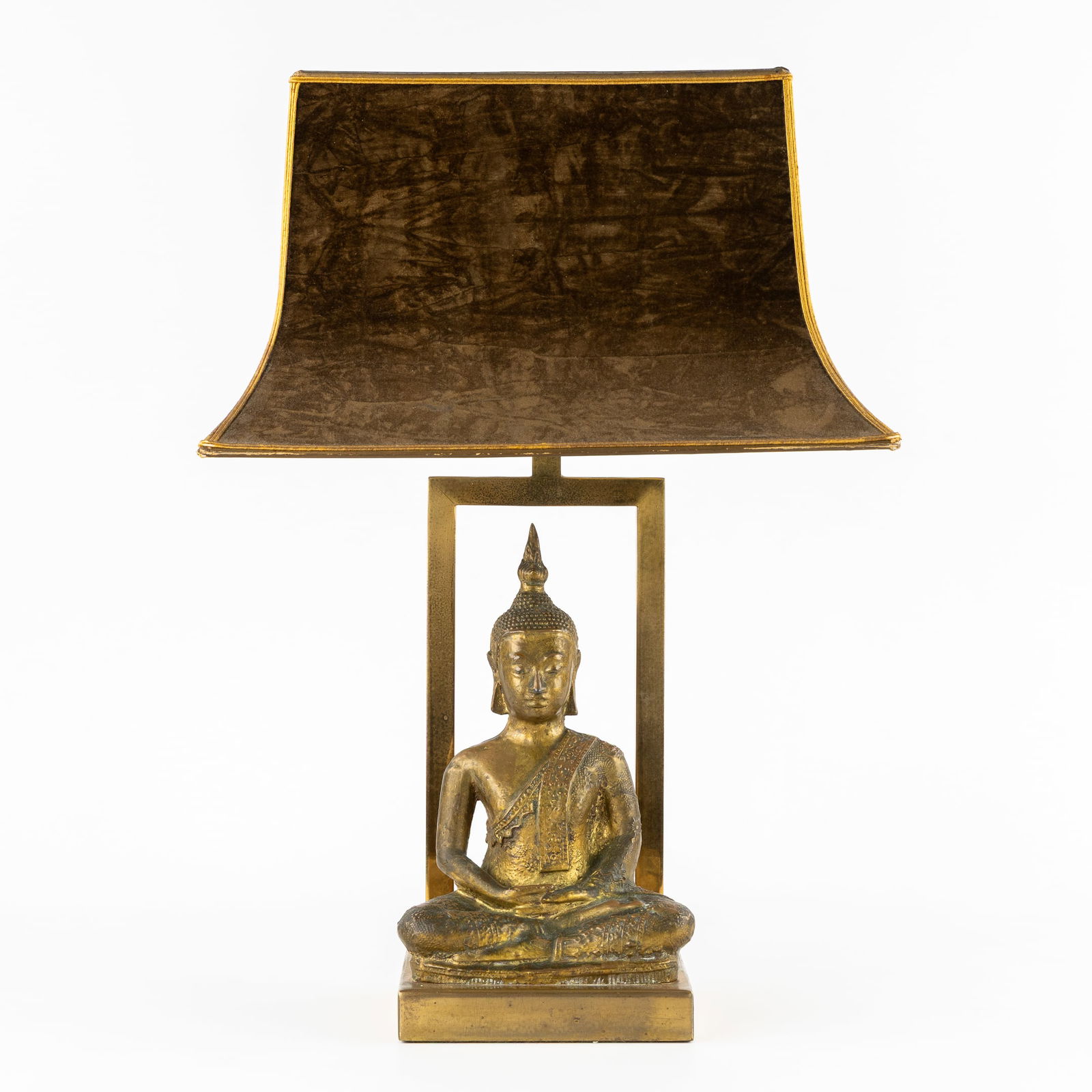 Deknudt, 'Buddha', a Table Lamp, Hollywood Regency style, Circa 1970.: Deknudt, 'Buddha', a Table Lamp, Hollywood Regency style, Circa 1970. A table lamp featuring a seated Buddha.Circa 1970. Dimensions include the original lampshade.