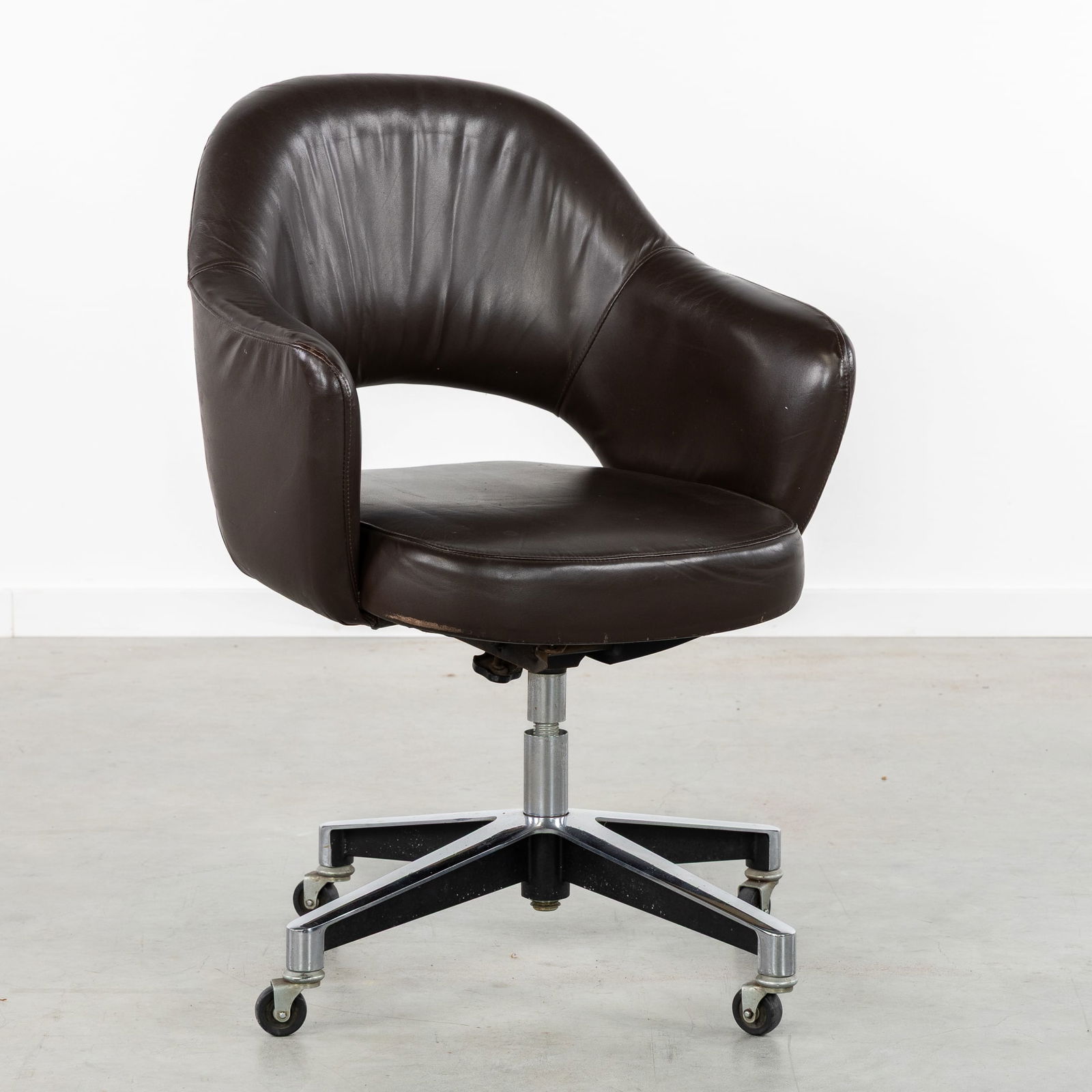 Eero Saarinen (1910-1961) 'Executive Office Chair', by De Coene, a leather office chair with a (1 of 9)