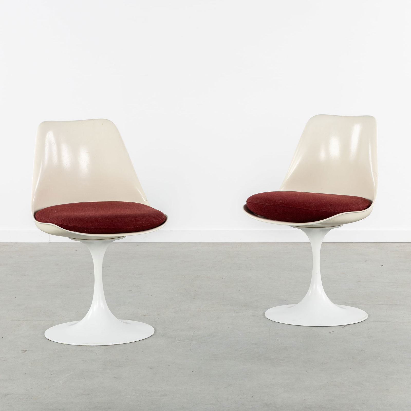 Eero Saarinen (1910-1961) (Attr.) A Pair of Tulip Chairs, Lacquered Aluminum and Fiberglass.: Eero Saarinen (1910-1961) (Attr.) A Pair of Tulip Chairs, Lacquered Aluminum and Fiberglass. White lacquered aluminum and white lacquered fiberglass.With burgundy cushions.Designed by Eero Saarinen,