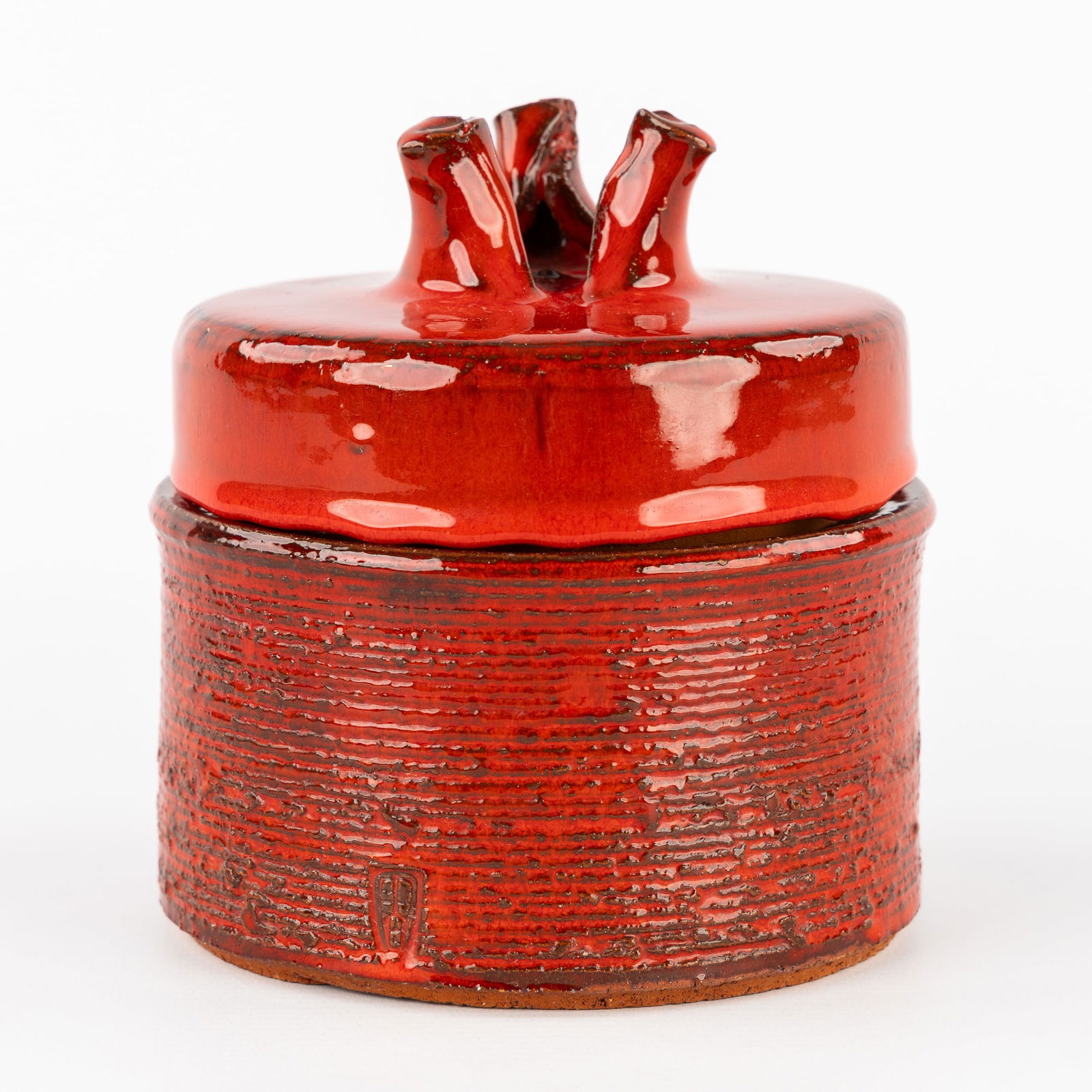 Rogier Vandeweghe (1923-2020) 'Pot with a lid' for Amphora.: Rogier Vandeweghe (1923-2020) 'Pot with a lid' for Amphora. Red glaze. Amphora vase mark on the lower rim. Signed by Rogier Vandeweghe on the base and signed 'Amphora'.