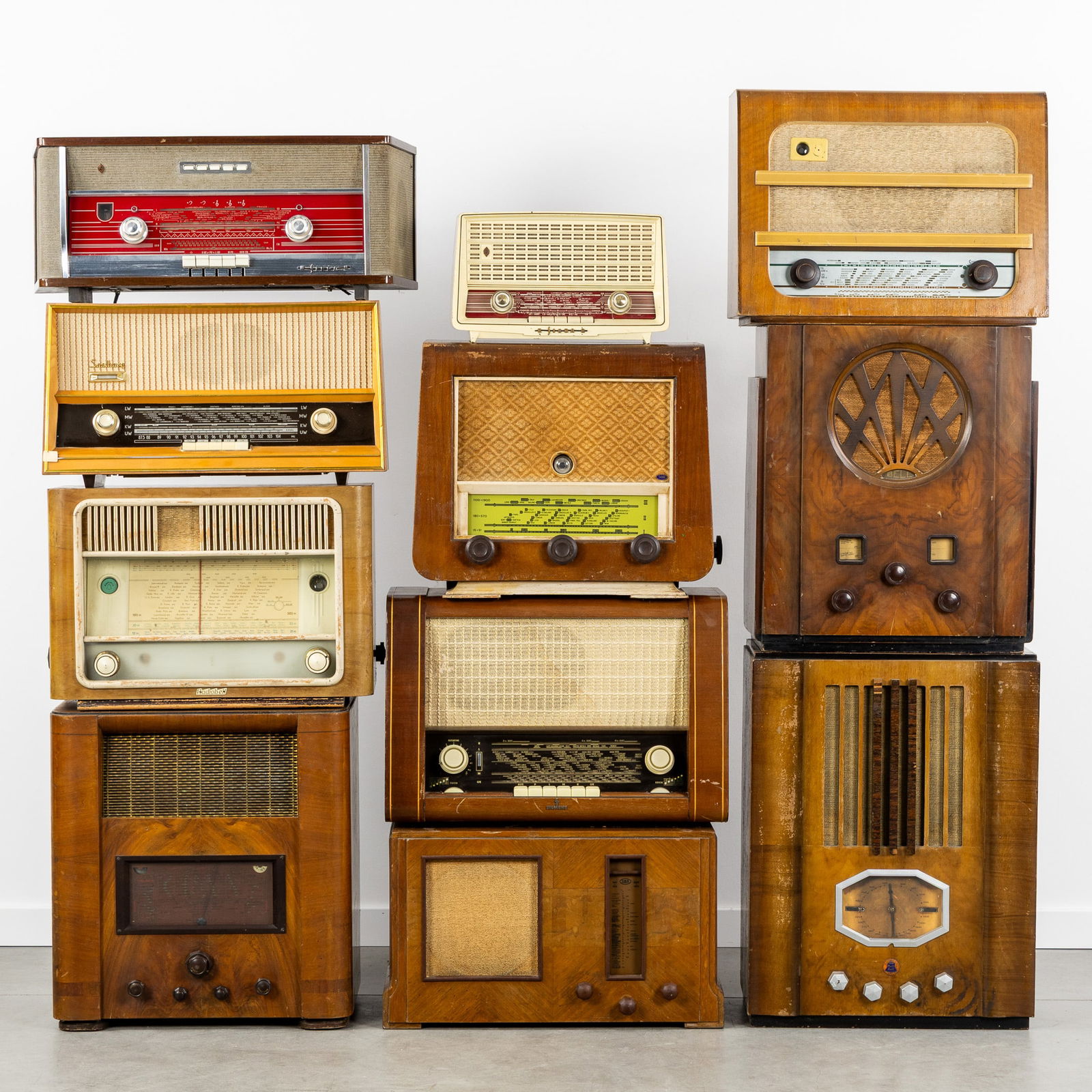 A Collection of 11 vintage radios, Siemens, Mediator, Radiobell, Saalburg, and others, circa: A Collection of 11 vintage radios, Siemens, Mediator, Radiobell, Saalburg, and others, circa 1940-1960. SiemensSaalburgRadiobellSBRSieraMediatorand others. Dimensions of the largest: H: 58 cm x W: 44