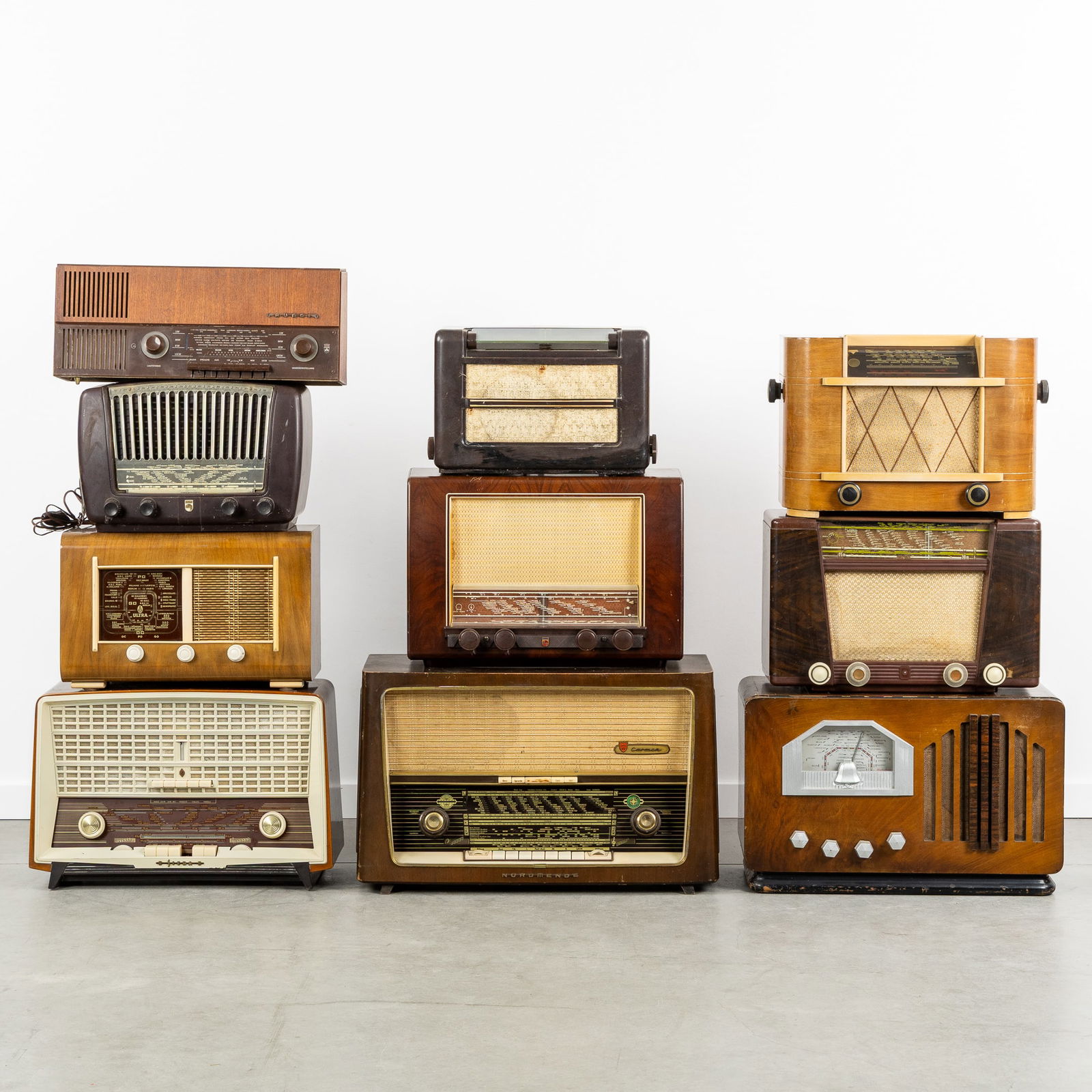 A Collection of 10 vintage radios, Novak, Radiobell, Phillips, Grundig, and others, circa 1940-1960.: A Collection of 10 vintage radios, Novak, Radiobell, Phillips, Grundig, and others, circa 1940-1960. NovakRadiobellPhillipsGrundigSiereNordmendeand others. Dimensions of the largest: H: 36 cm x W: 60