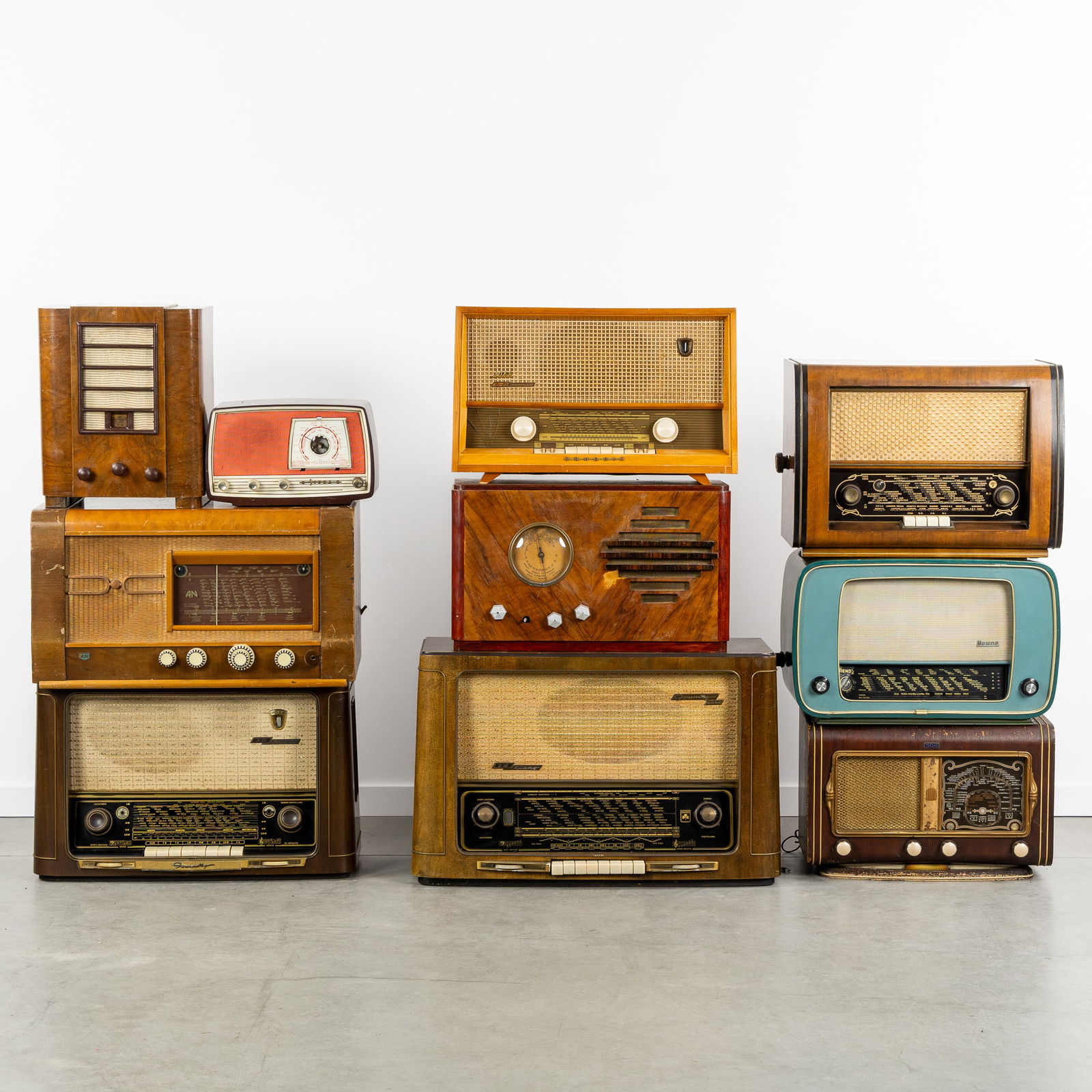 A Collection of 10 vintage radios and a tape recorder, Phillips, Grundig, SBR, Radiobell, Mende, and (1 of 3)