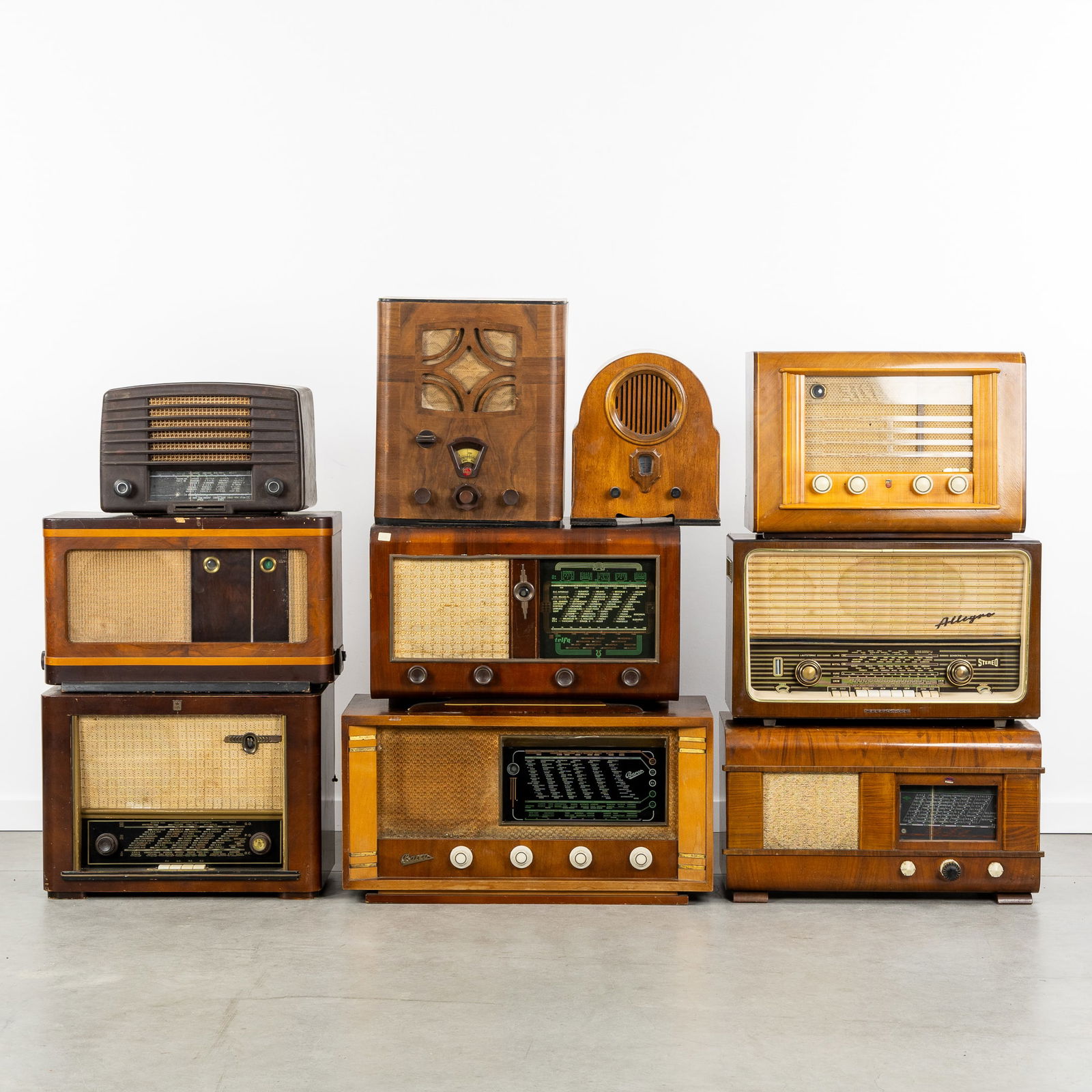 A Collection of 10 vintage radios, Siera, Telfa, Phillips, Barco, Telefunken, and others, circa: A Collection of 10 vintage radios, Siera, Telfa, Phillips, Barco, Telefunken, and others, circa 1940-1960. SieraTelfaPhillipsBarcoTelefunken (Alegro)and others. Dimensions of the largest: H: 35 cm x W