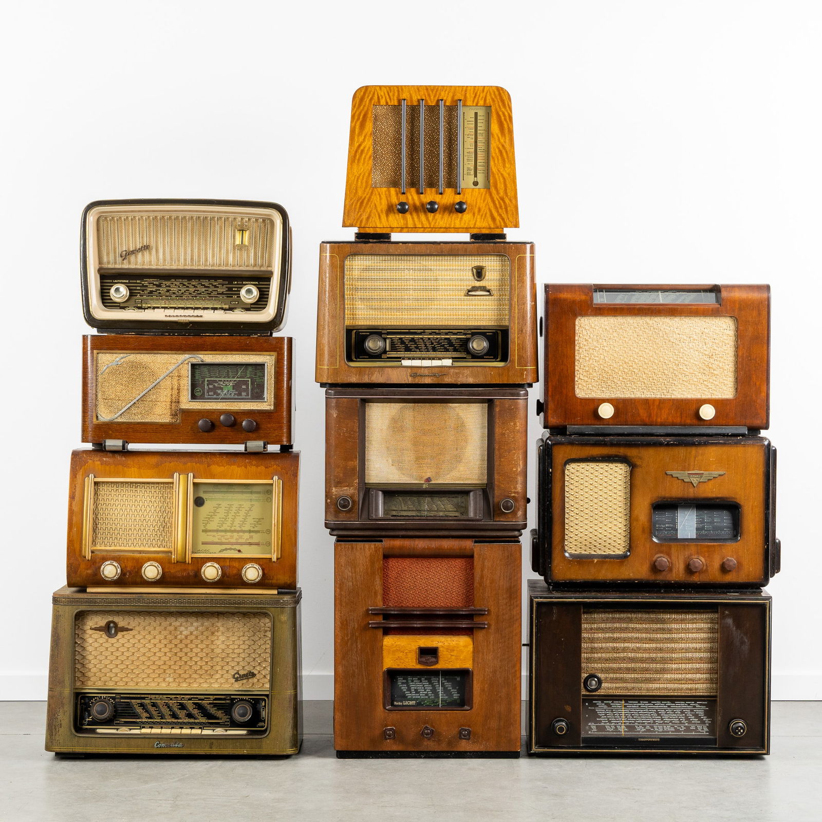 A Collection of 11 vintage radios, Telefunken Gavotte, Grundig, Phillips, Graetz, and others, circa (1 of 2)