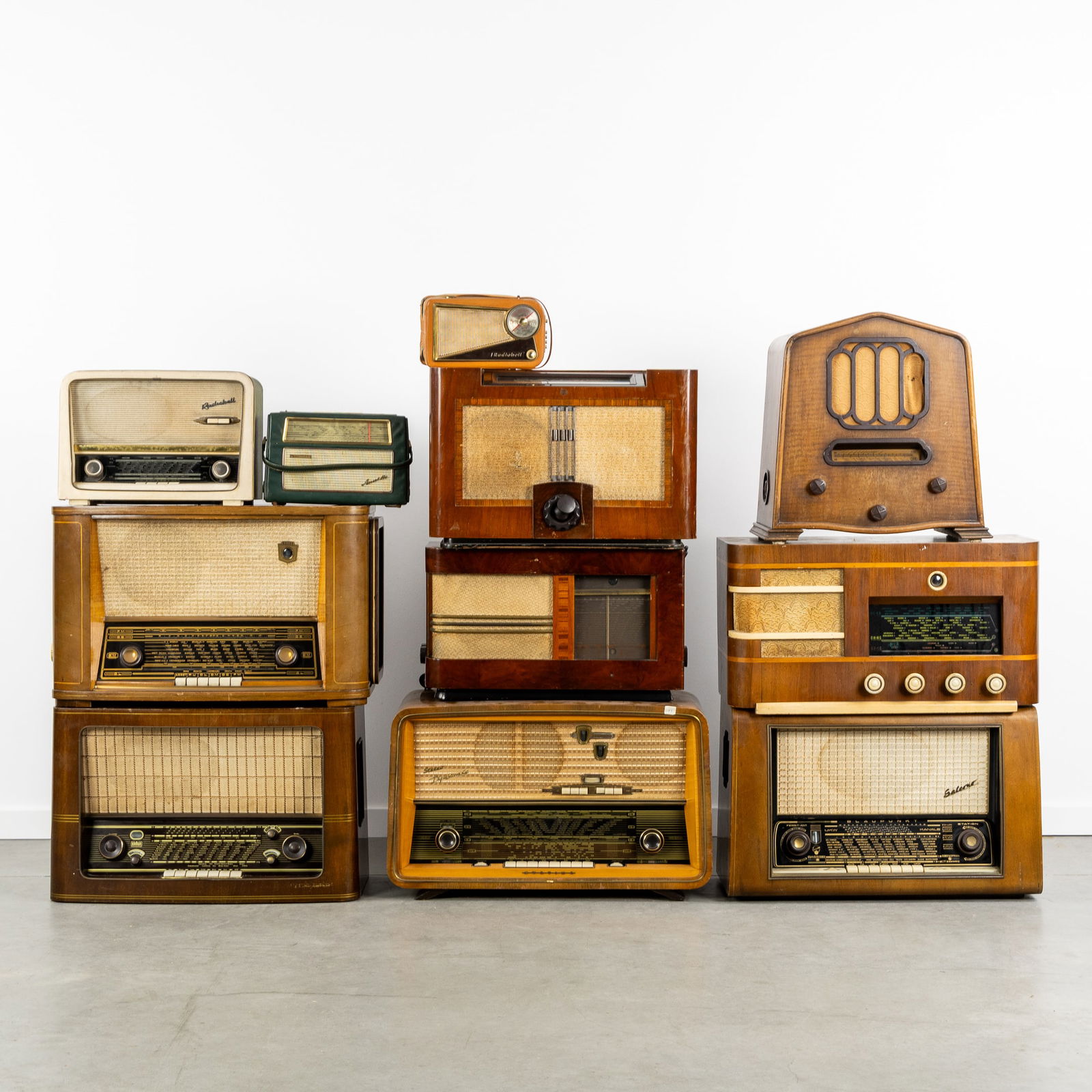 A Collection of 11 vintage radios, Phillips, Radiobell, Körting, Salerno, Braun, and others, circa (1 of 2)