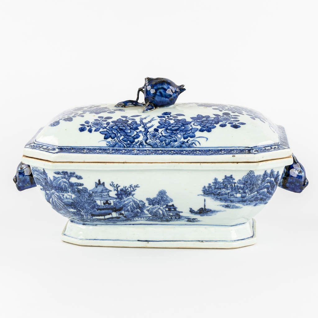 A Chinese covered dish or tureen, with a blue-white decor and a hare/pomegranate. 19th/20th C.: A Chinese covered dish or tureen, with a blue-white decor and a hare/pomegranate. 19th/20th C. The lid is decorated with a pomegranate. The handles of the tureen are decorated with hares/rabbits. Furt