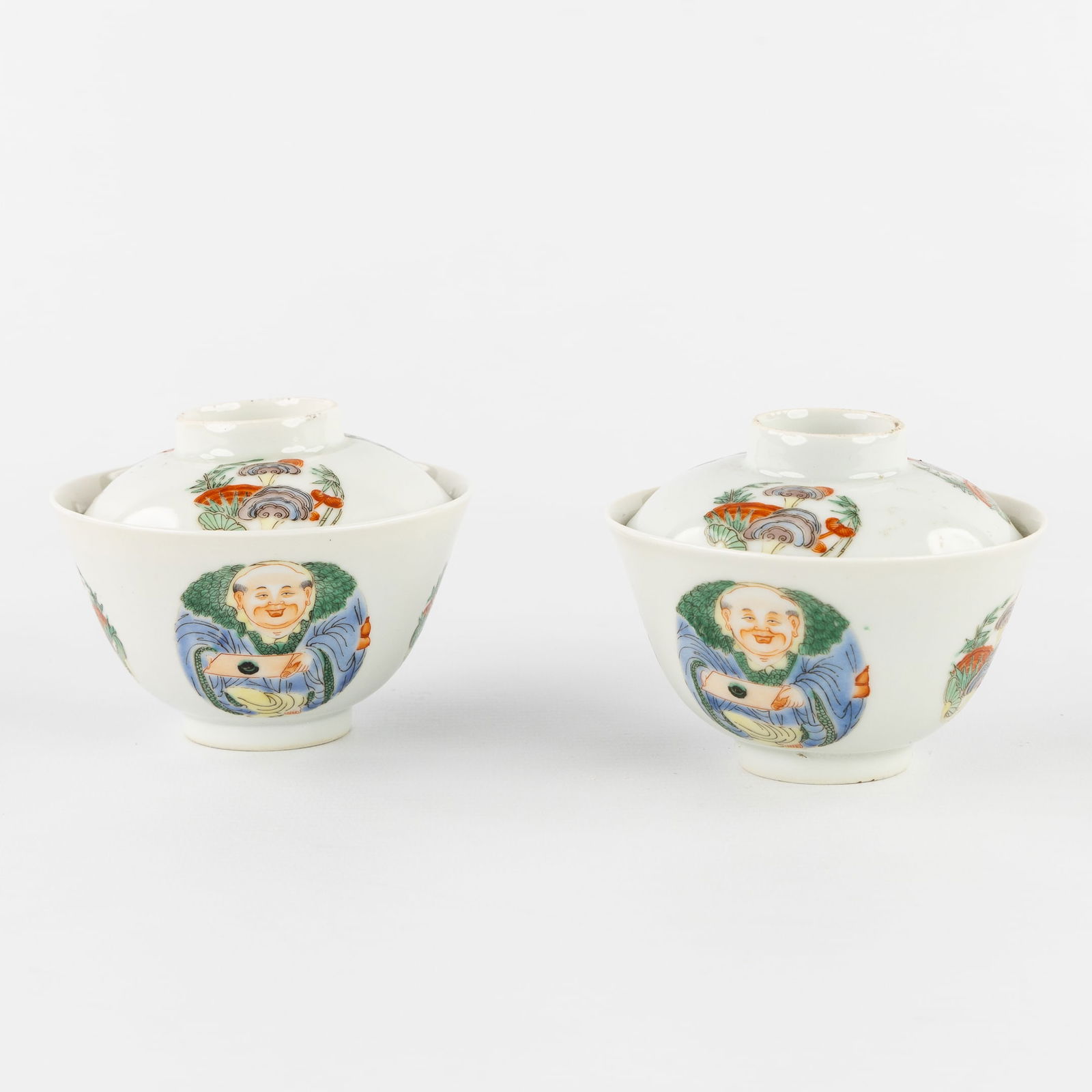 A Pair of Chinese Wucai Lided Cups with Lingzhi decoration, Qianlong marked, 20th C. (1 of 11)
