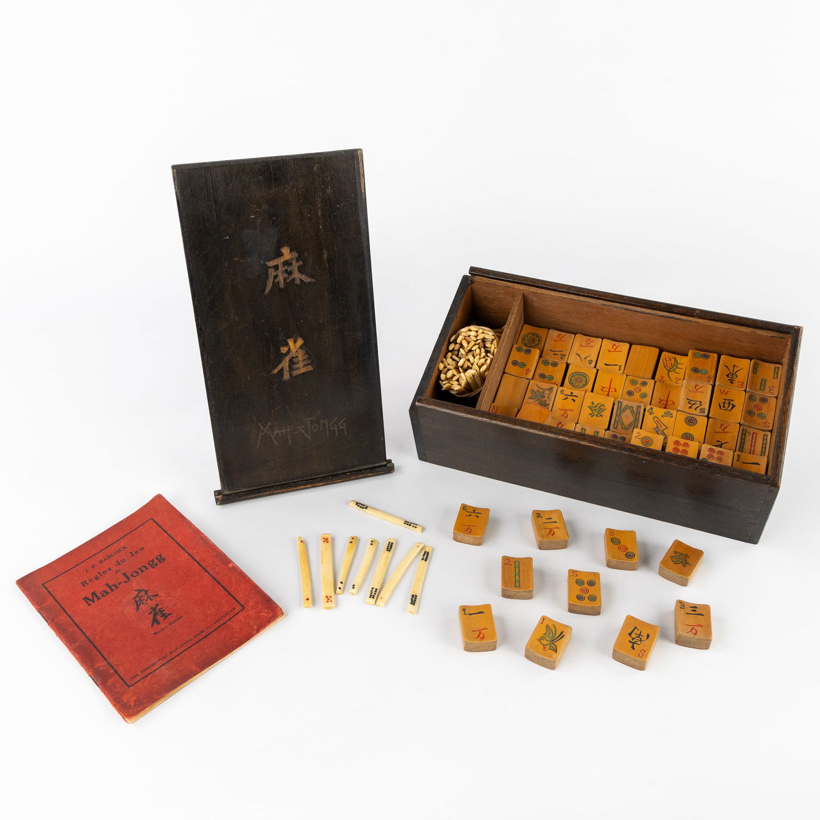 An antique chest containing a 'Mah-Jongg' game, bamboo and bone. Circa 1920. (1 of 6)