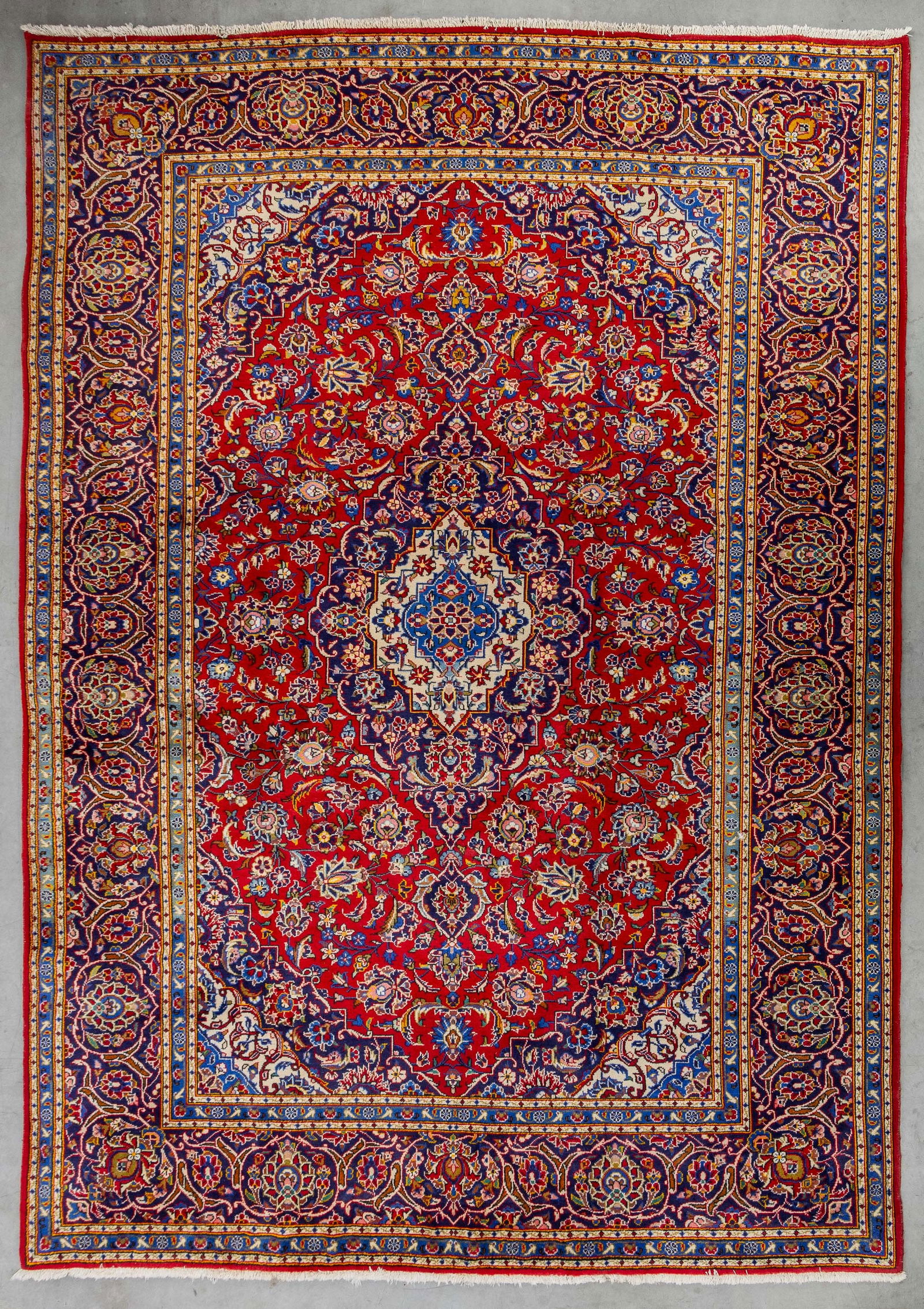 A Large Oriental Hand-Made Carpet, Kashan (365 x 267 cm): A Large Oriental Hand-Made Carpet, Kashan (365 x 267 cm)