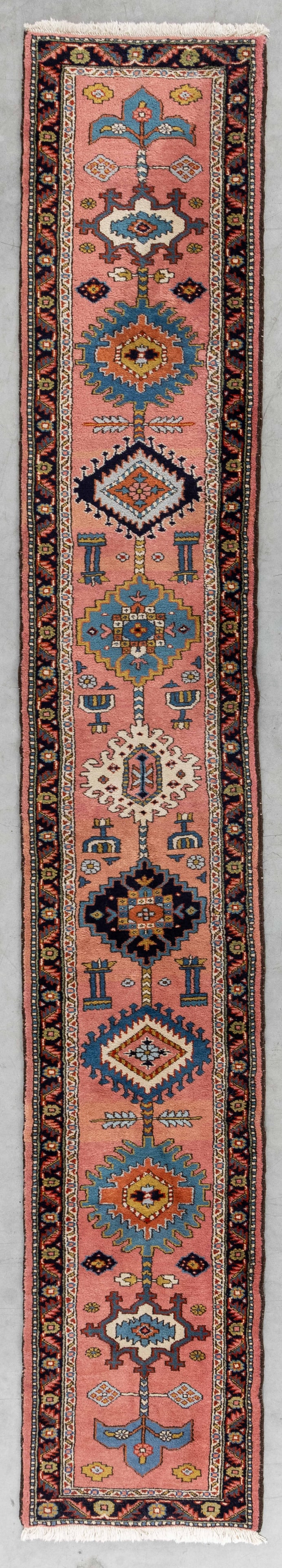 A Persian Hand-Made Carpet Runner, Wool, Heriz (383 x 62 cm).: A Persian Hand-Made Carpet Runner, Wool, Heriz (383 x 62 cm).