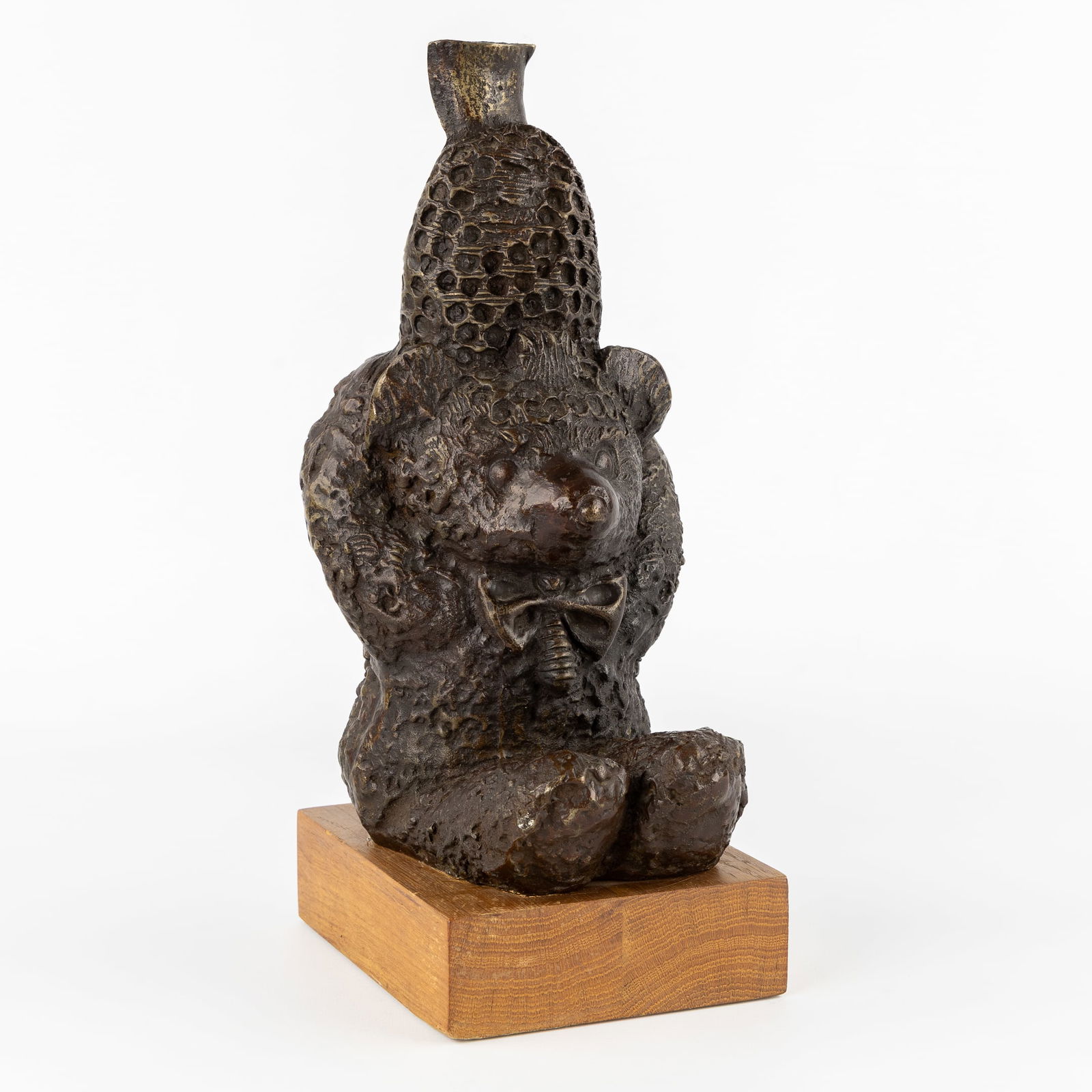 Claudiu Filimon (1956) 'Ourson au Ruche', Epreuve d'Artiste, patinated bronze (1996) (1 of 8)