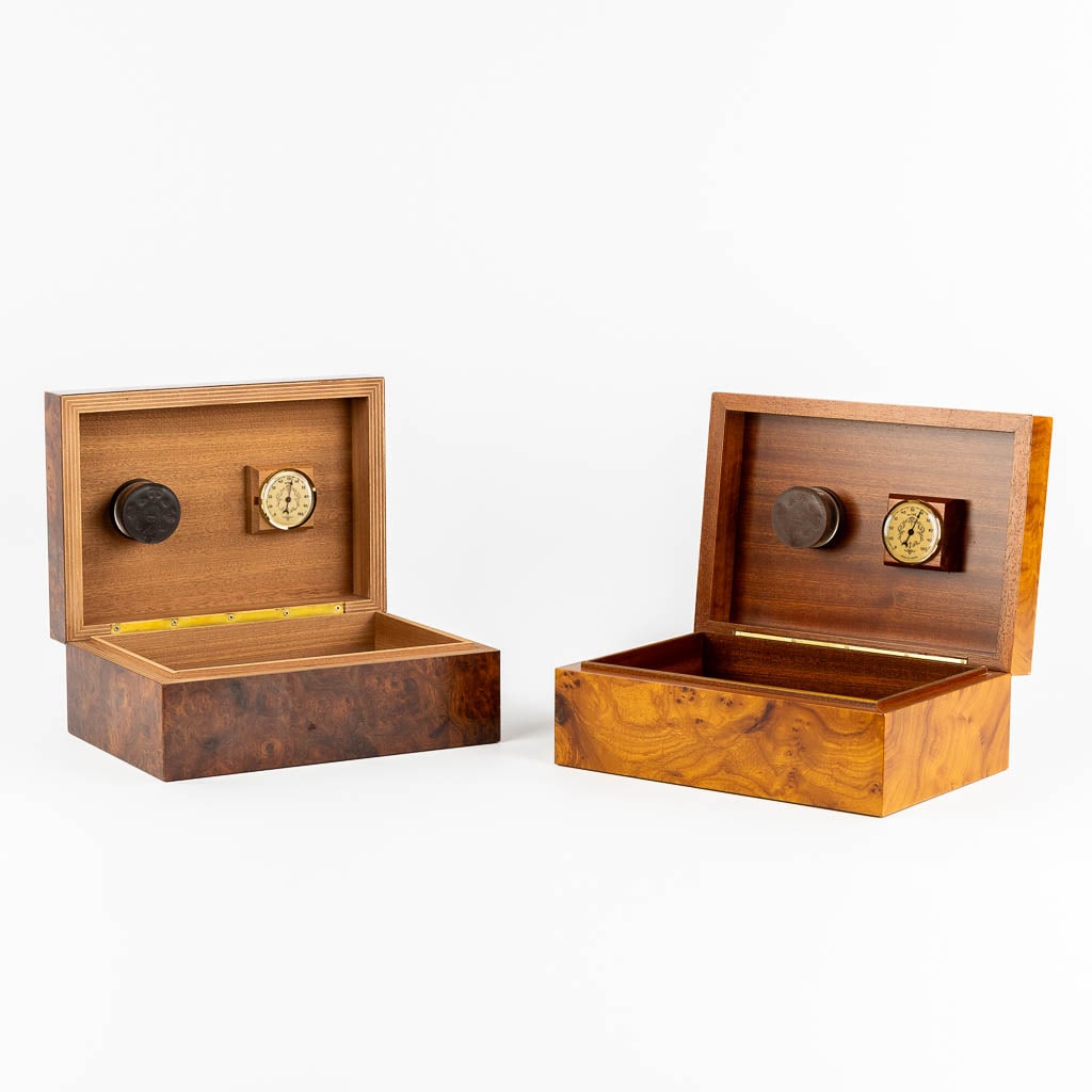 A set of 2 vintage Cigar Humidors, Burlwood. (1 of 9)