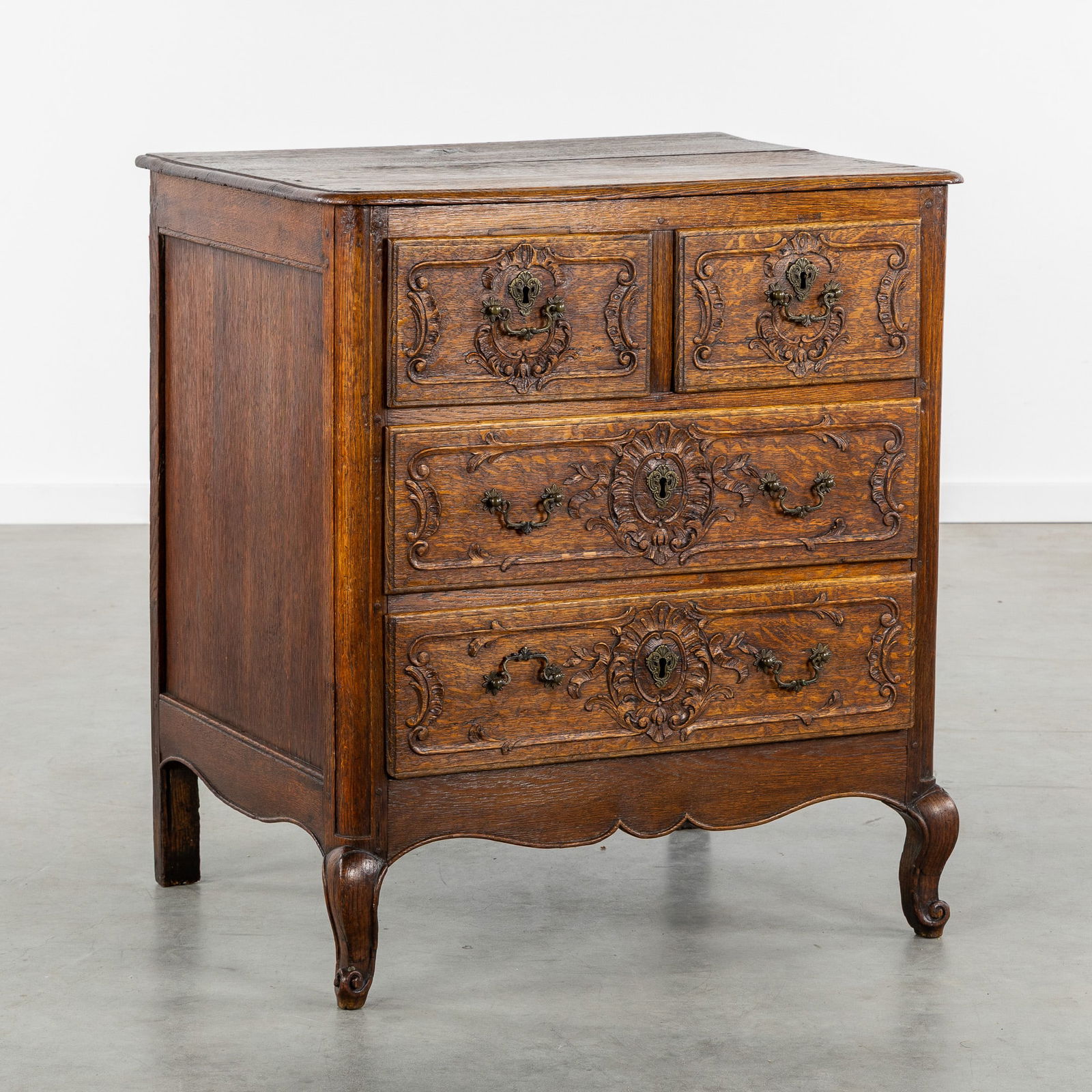 An Antique Wood-Sculptured Chest of Drawers, Louis XV style.: An Antique Wood-Sculptured Chest of Drawers, Louis XV style. Sculptured oak.Chest of drawers with 4 drawers.Drawers decorated with carved cartouches and rocailles.Louis XV style.