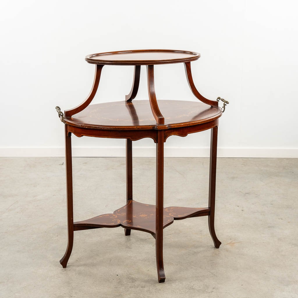 An English Tea Table, Marquetry inlay. Circa 1900.: An English Tea Table, Marquetry inlay. Circa 1900.