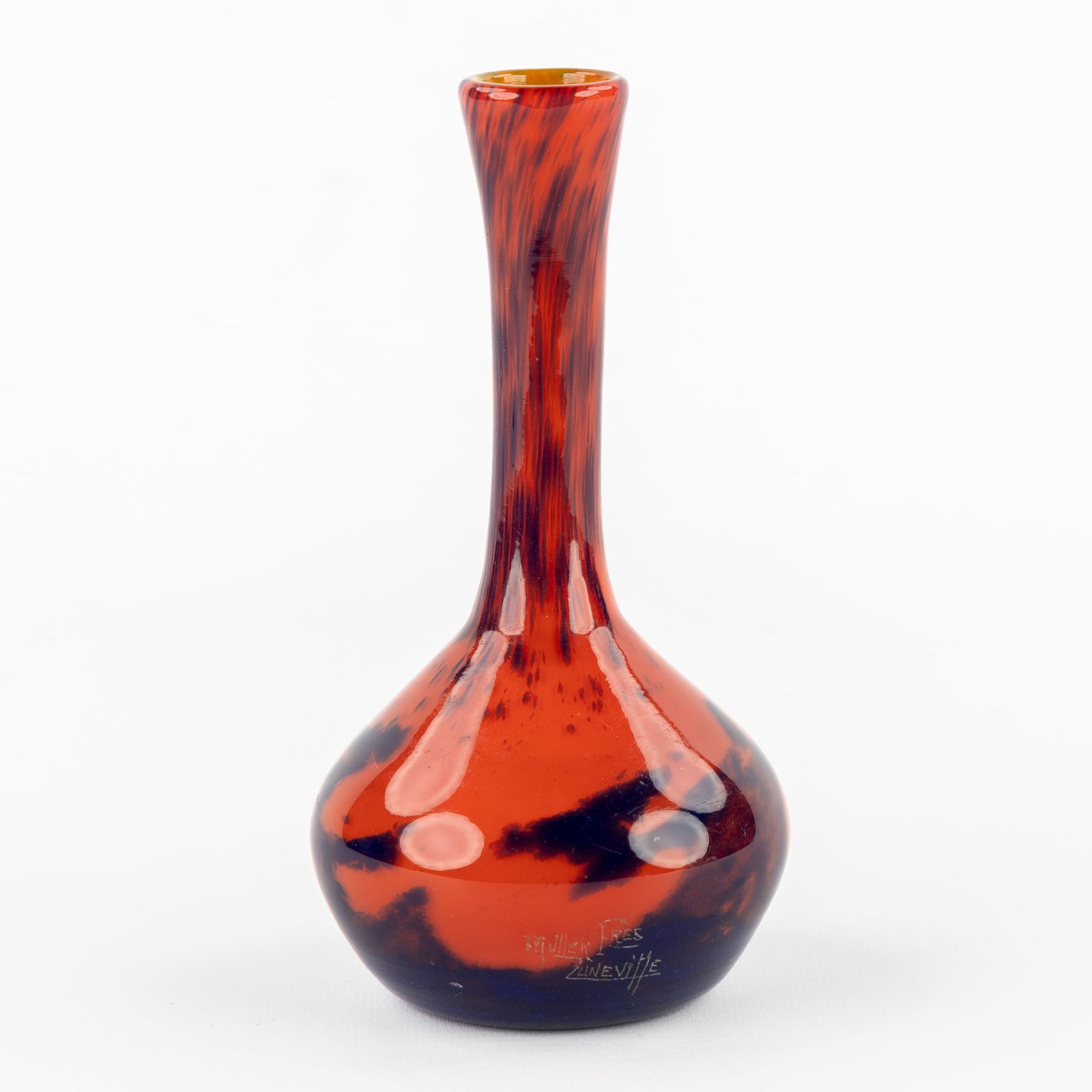 Muller Frères Luneville, a pâte de verre glas vase. Art Deco.: Muller Frères Luneville, a pâte de verre glas vase. Art Deco. Red and blue pâte de verre glass.Signed on the lower rim. 