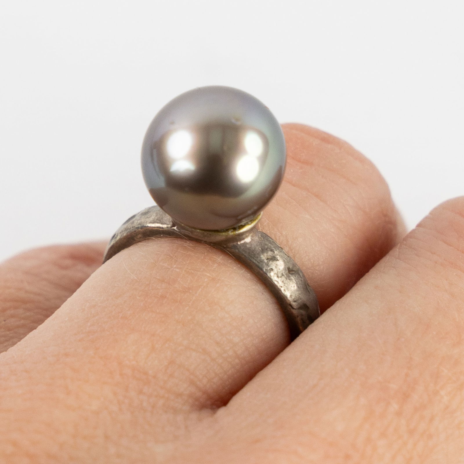 A ring, silver and mounted with a Tahitian pearl. 6,13g. (1 of 6)