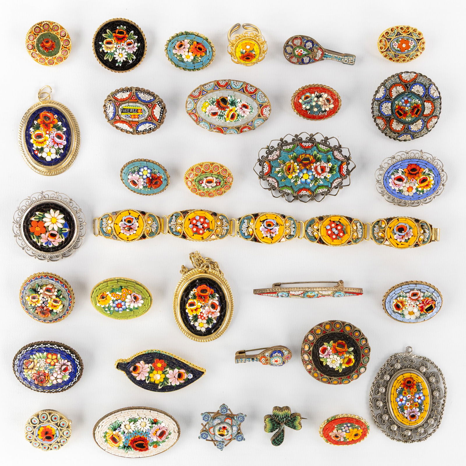 A collection of 32 pieces of Brooches, bracelets and a ring. Micromosaic, gold and silver plated. (1 of 5)