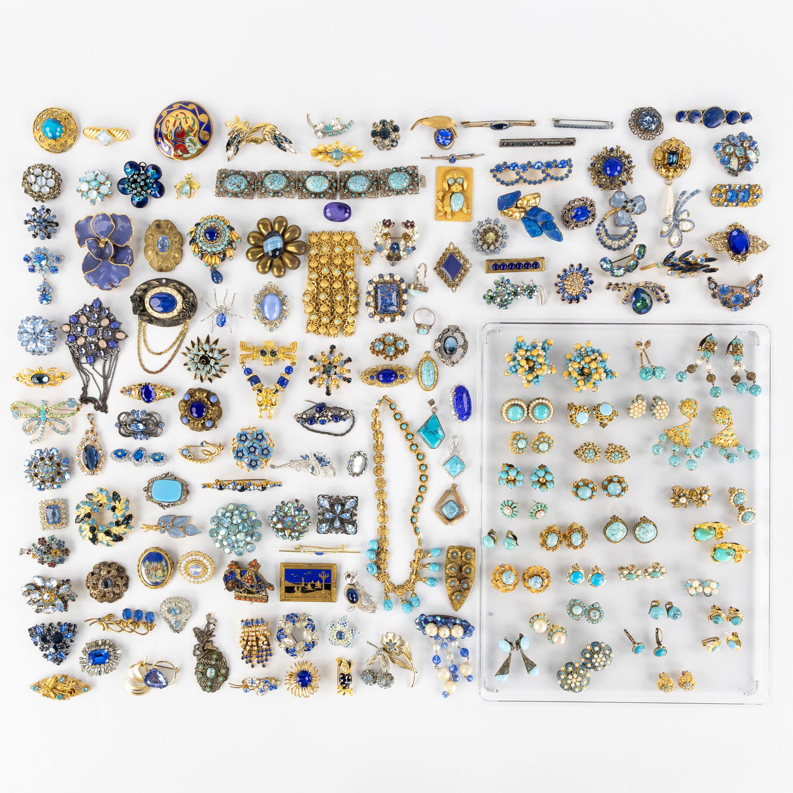 Costume Jewellery: A large collection of 116 brooches, added are 62 pendants, earrings and rings. (1 of 5)