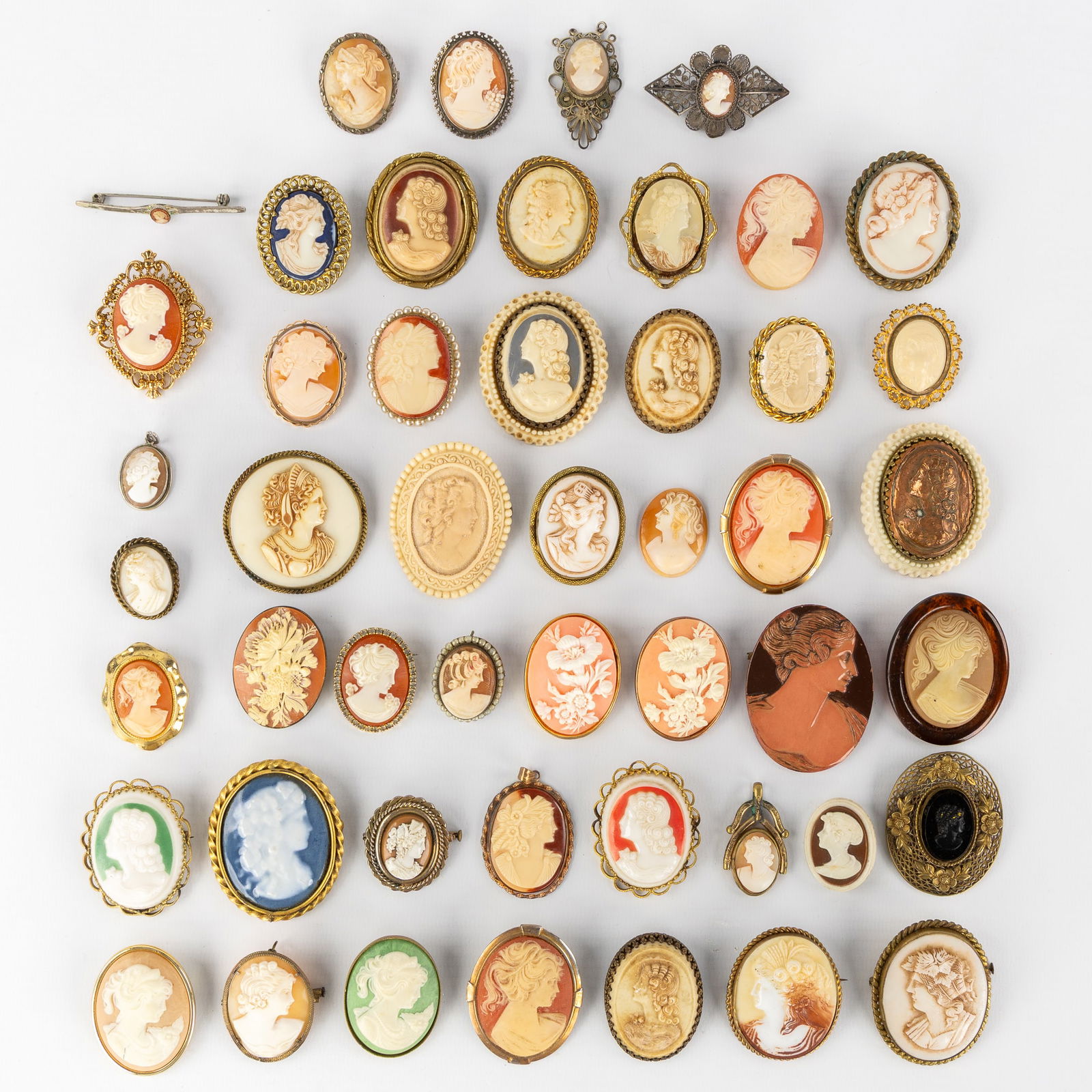 A collection of 49 brooches, finished with Cameo's and others. Silver, silver and gold plated metal. (1 of 6)