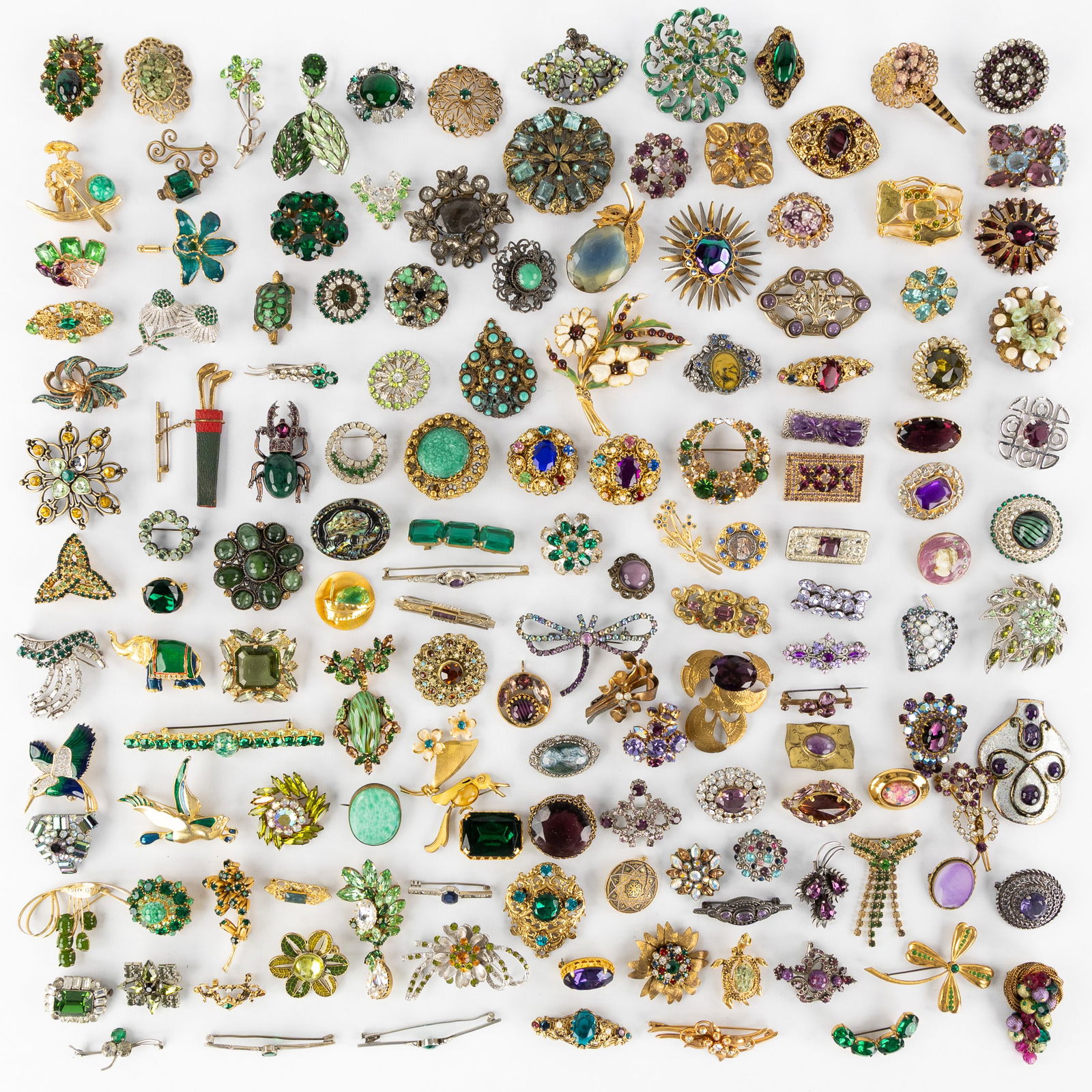 Costume Jewellery: A large collection of 139 brooches. Gold and silver-plated jewellery. (1 of 5)