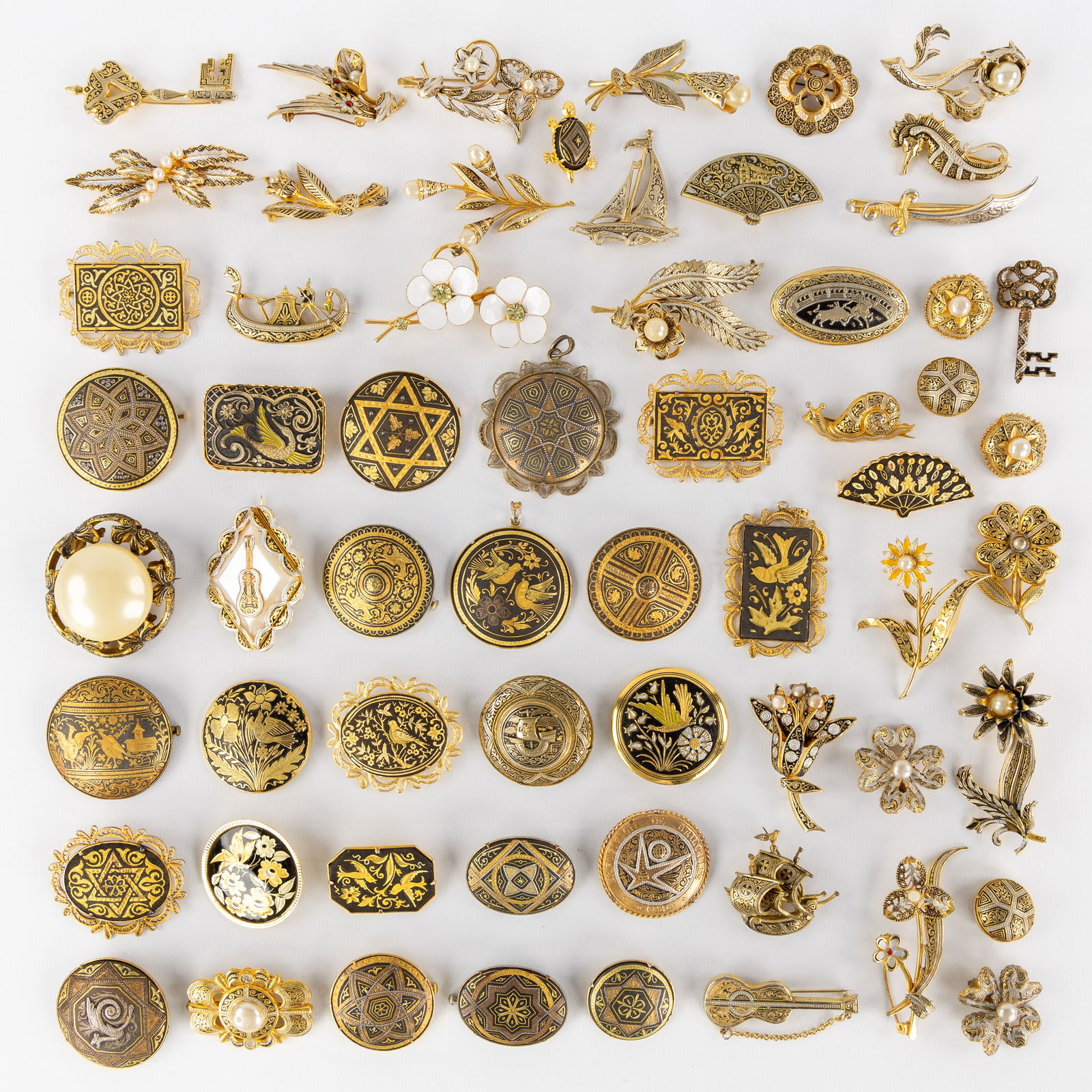 Costume Jewellery: Toledo Ware and others. 60 brooches and pendants. Gold and silver-plated. (1 of 4)