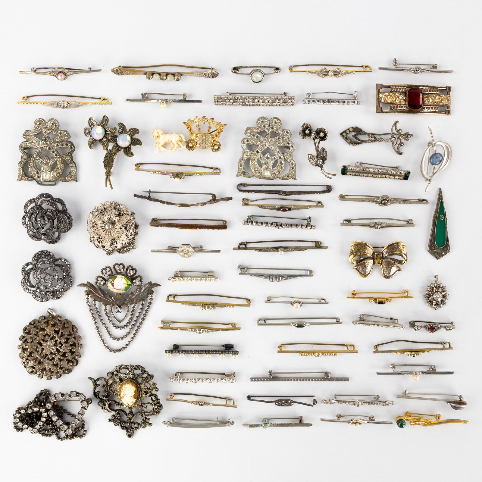 Costume Jewellery: A large collection of 60 brooches and pendants. Silver. Gold, and silver-plated (1 of 4)