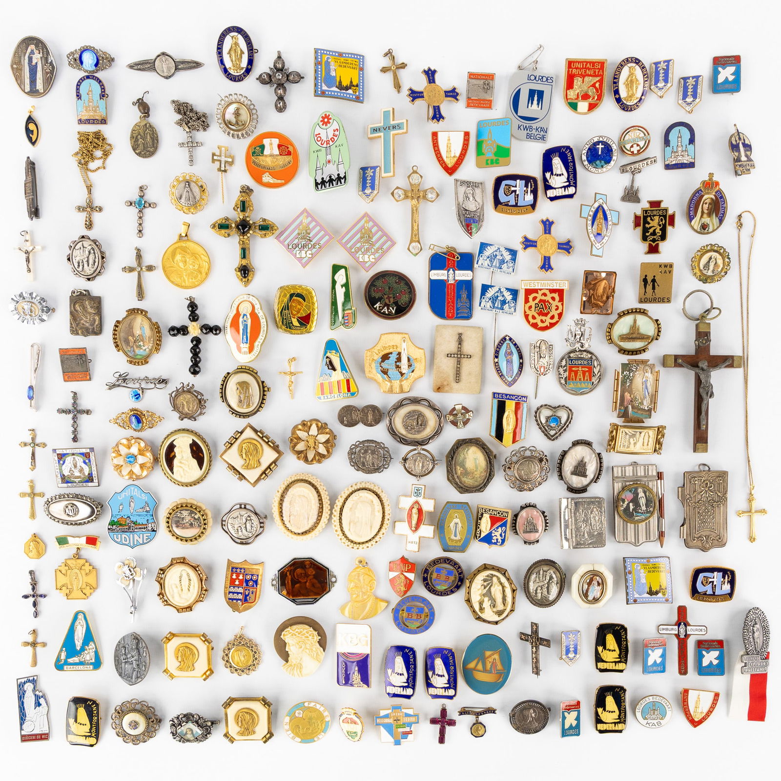 Costume Jewellery: A large collection of 152 religious brooches, pendants and Pelgrimage plaques. (1 of 5)