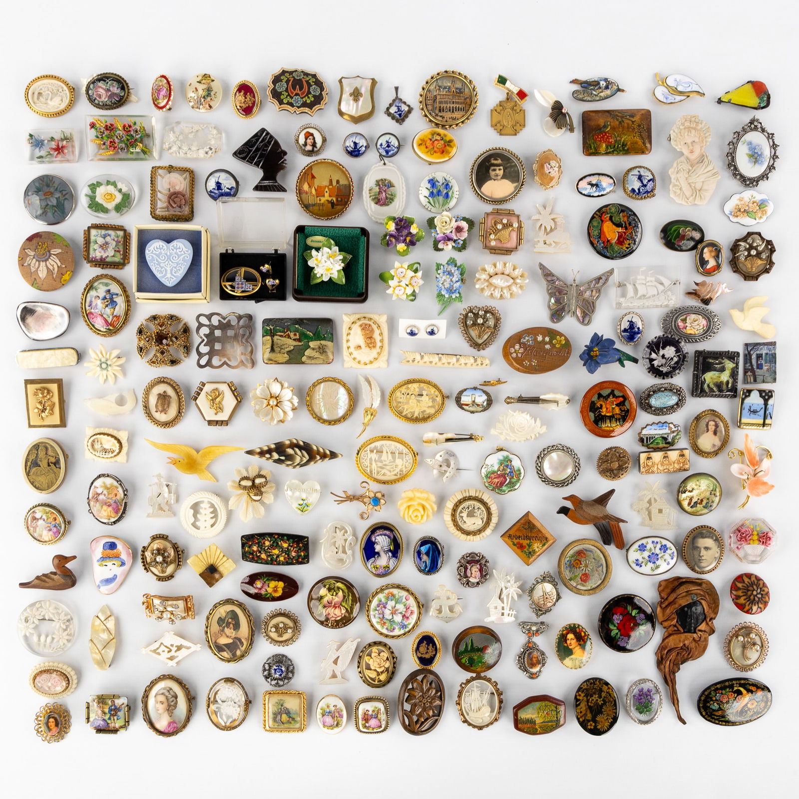 Costume Jewellery: A large collection of 165 brooches. Gold and silver-plated jewellery, Limoges (1 of 5)