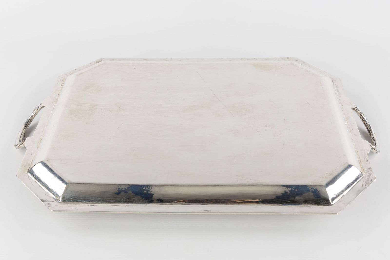 Delheid Frères and Others, Two Silver Bowls and a Serving Tray. Silver, 3.704 kg - 2