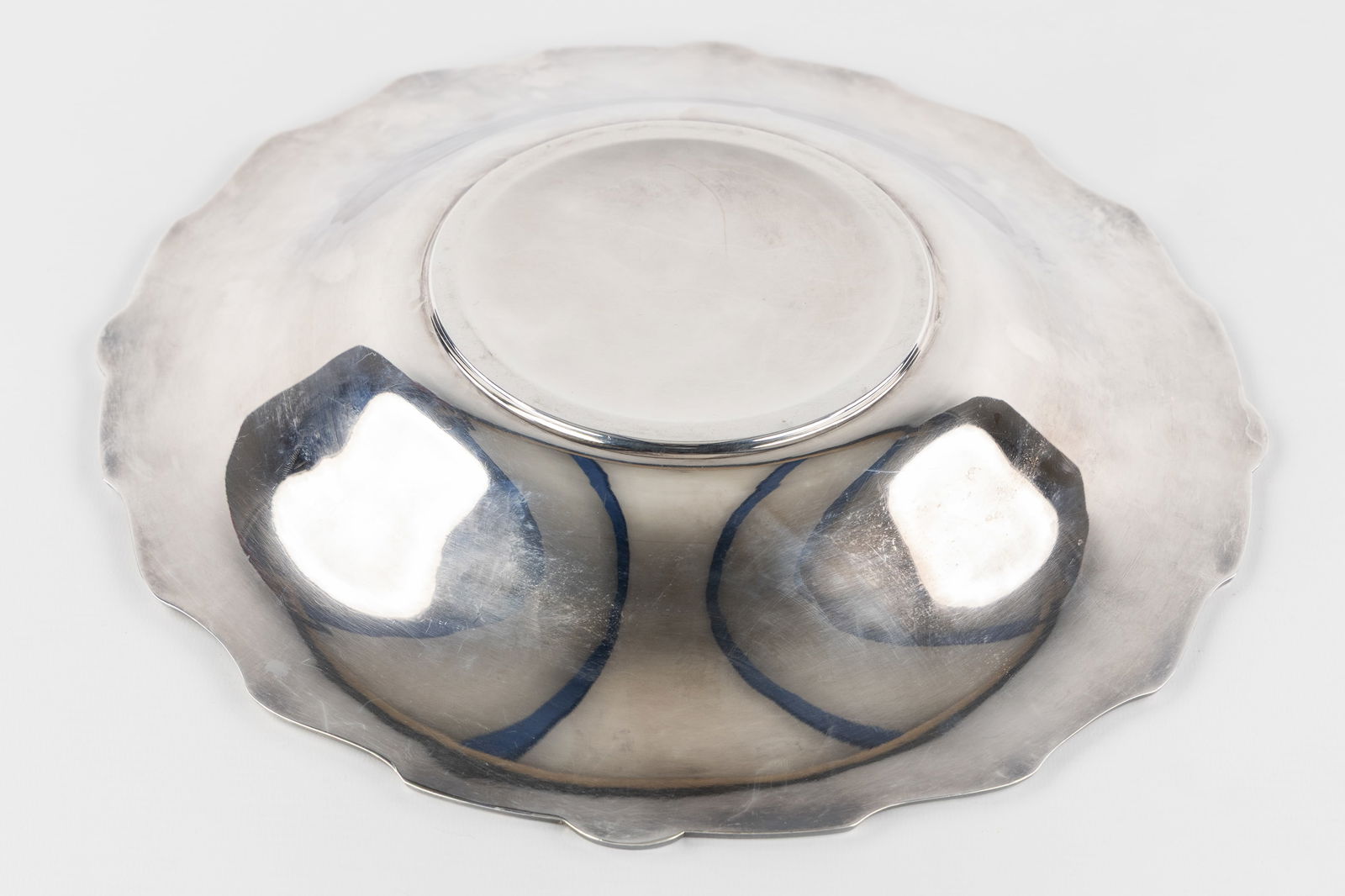 Delheid Frères and Others, Two Silver Bowls and a Serving Tray. Silver, 3.704 kg - 6