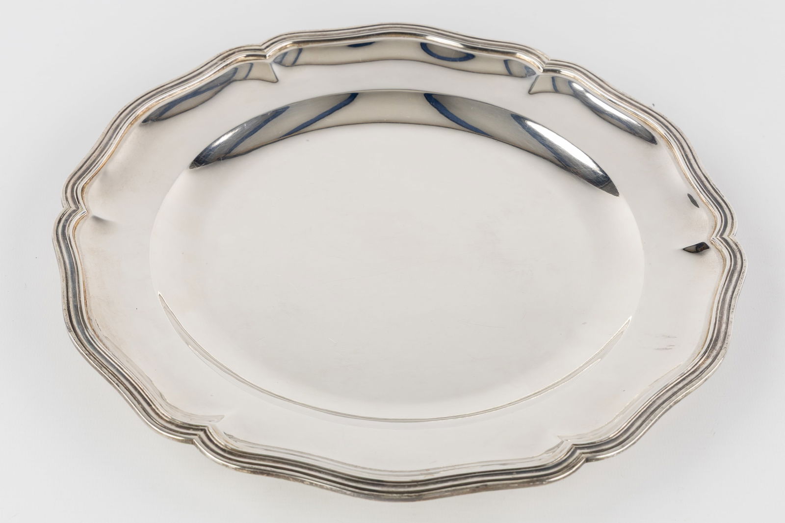 Delheid Frères and Others, Two Silver Bowls and a Serving Tray. Silver, 3.704 kg - 7