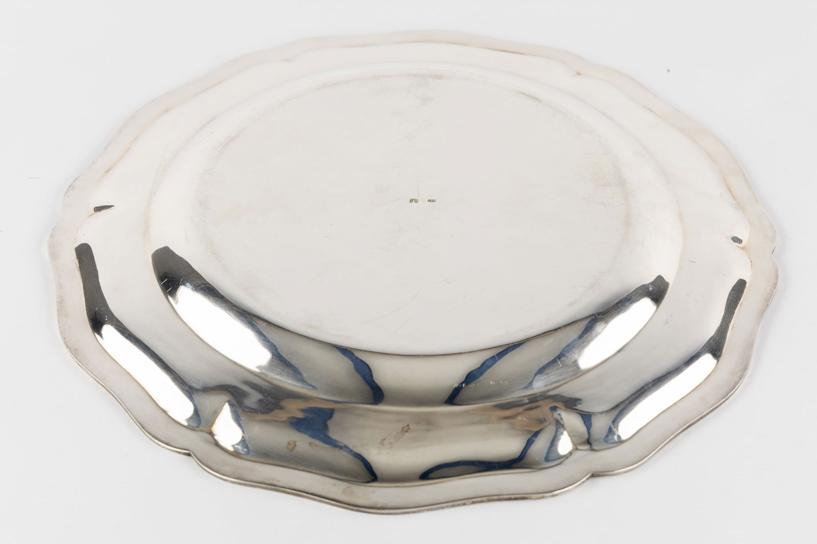 Delheid Frères and Others, Two Silver Bowls and a Serving Tray. Silver, 3.704 kg - 8