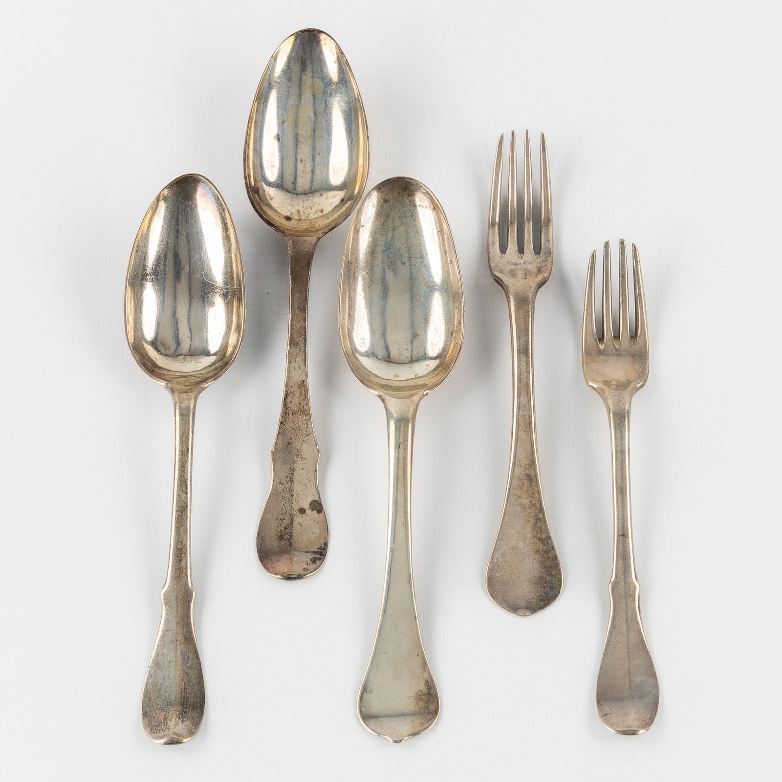 A Collection of 17th- and 18th-century Silver Cutlery, Bruges and Oudenaarde. Silver, 284g.: A Collection of 17th- and 18th-century Silver Cutlery, Bruges and Oudenaarde. Silver. Silver, Oudenaarde, 17th and 18th century.Spoon, marked with the city hallmarks for Oudenaarde (little glasses