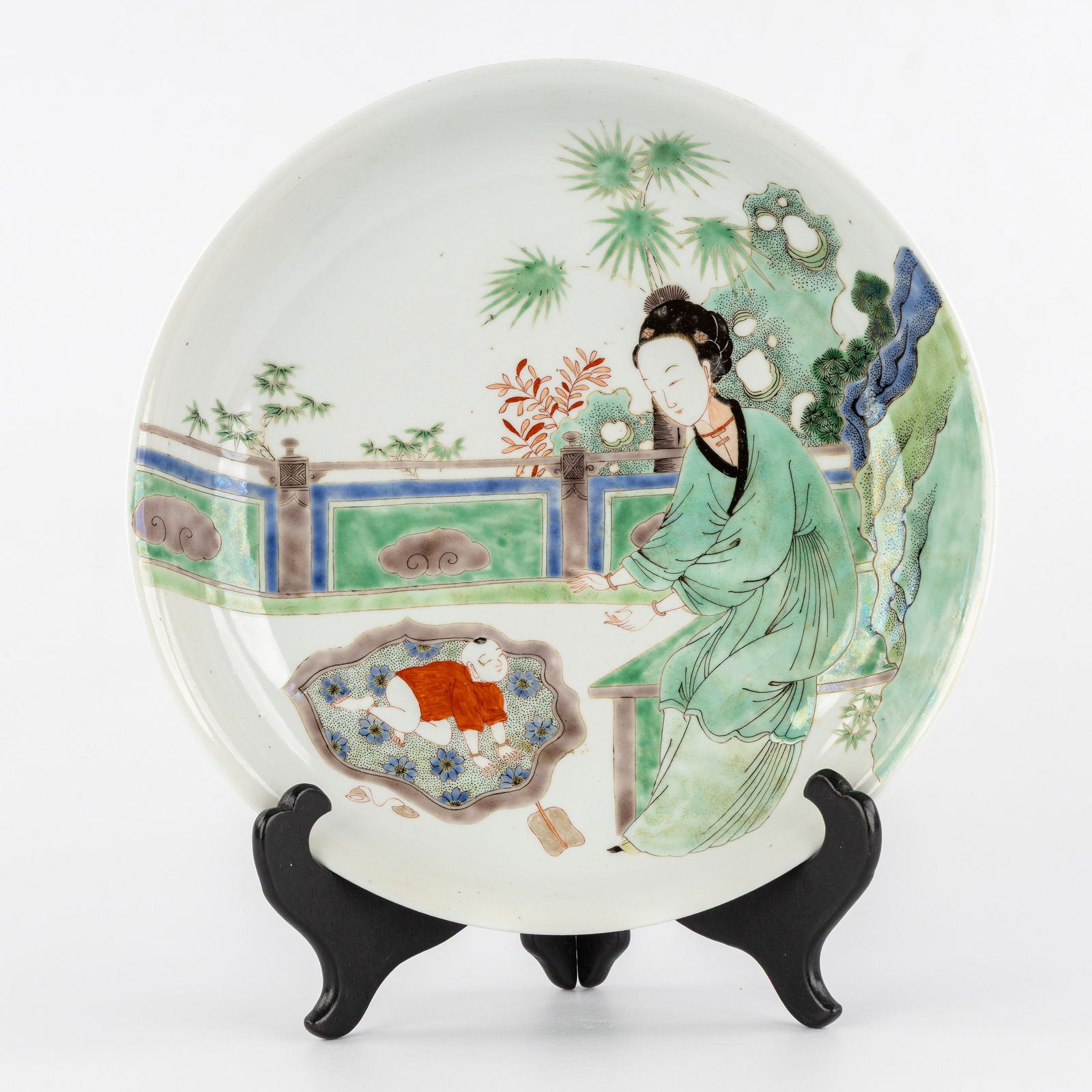 A Chinese porcelain plate, Famille Verte, Lady with Child, Kangxi. (1 of 5)