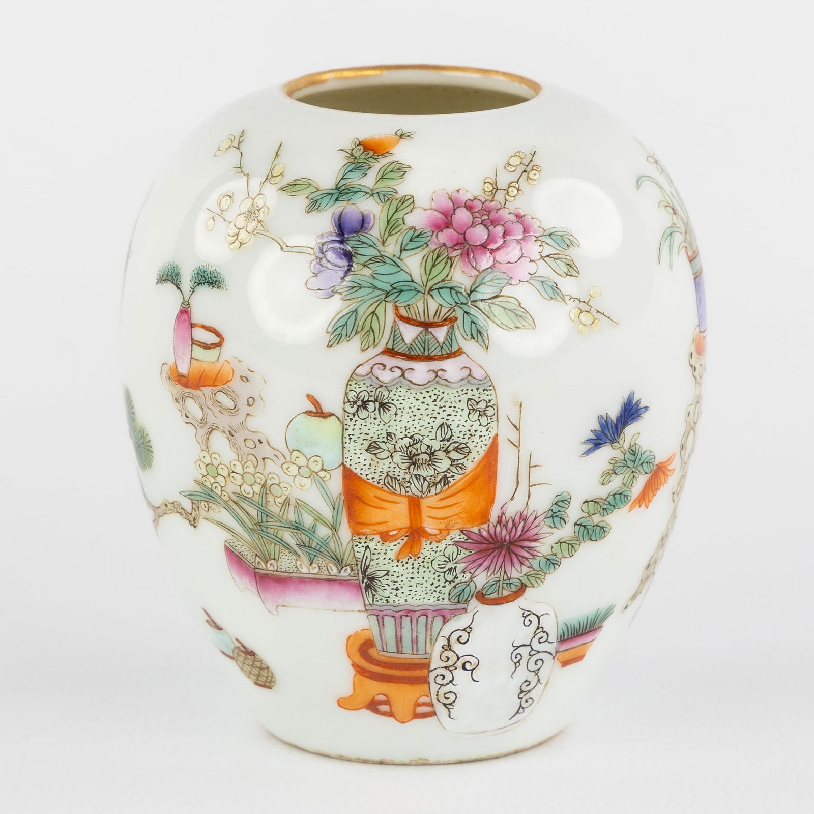 A Small Chinese flower vase, Famille Rose, Daoguang marked. (1 of 7)