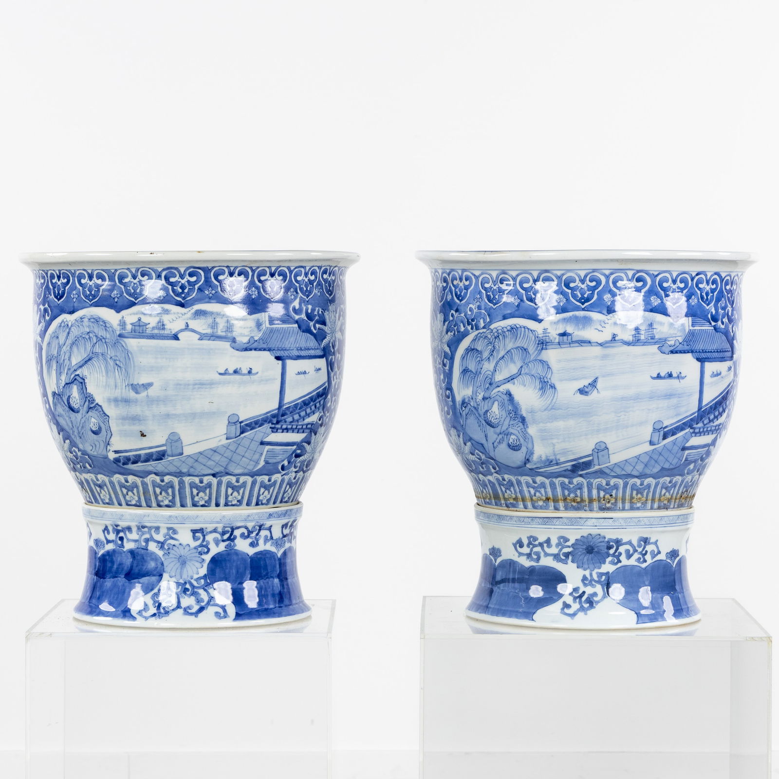 A Pair of Chinese Blue and White jardinières or cache-pots on a base or stand, 20th C. (1 of 12)