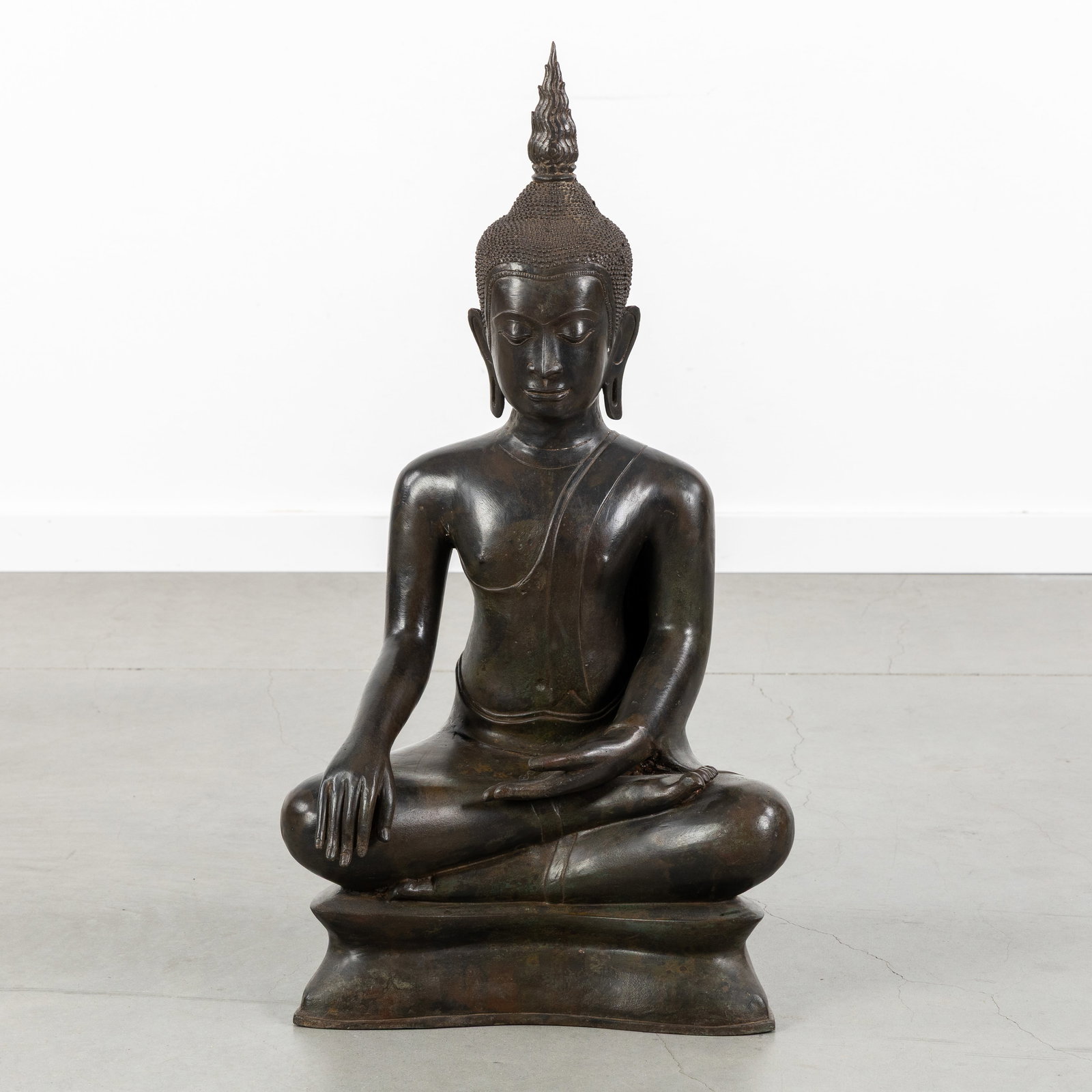 A Large decorative Buddha, patinated bronze, Thailand/Laos, 20th: A Large decorative Buddha, patinated bronze, Thailand/Laos, 20th century. Patinated bronze.