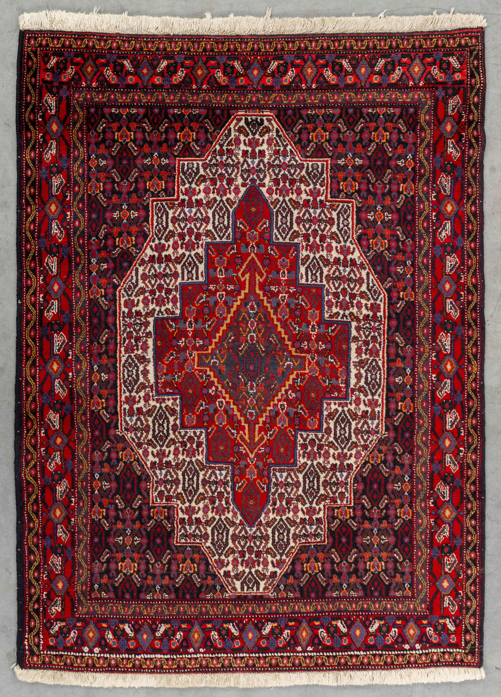 An Oriental hand-made carpet, Seneh (158 x 117 cm). (1 of 4)