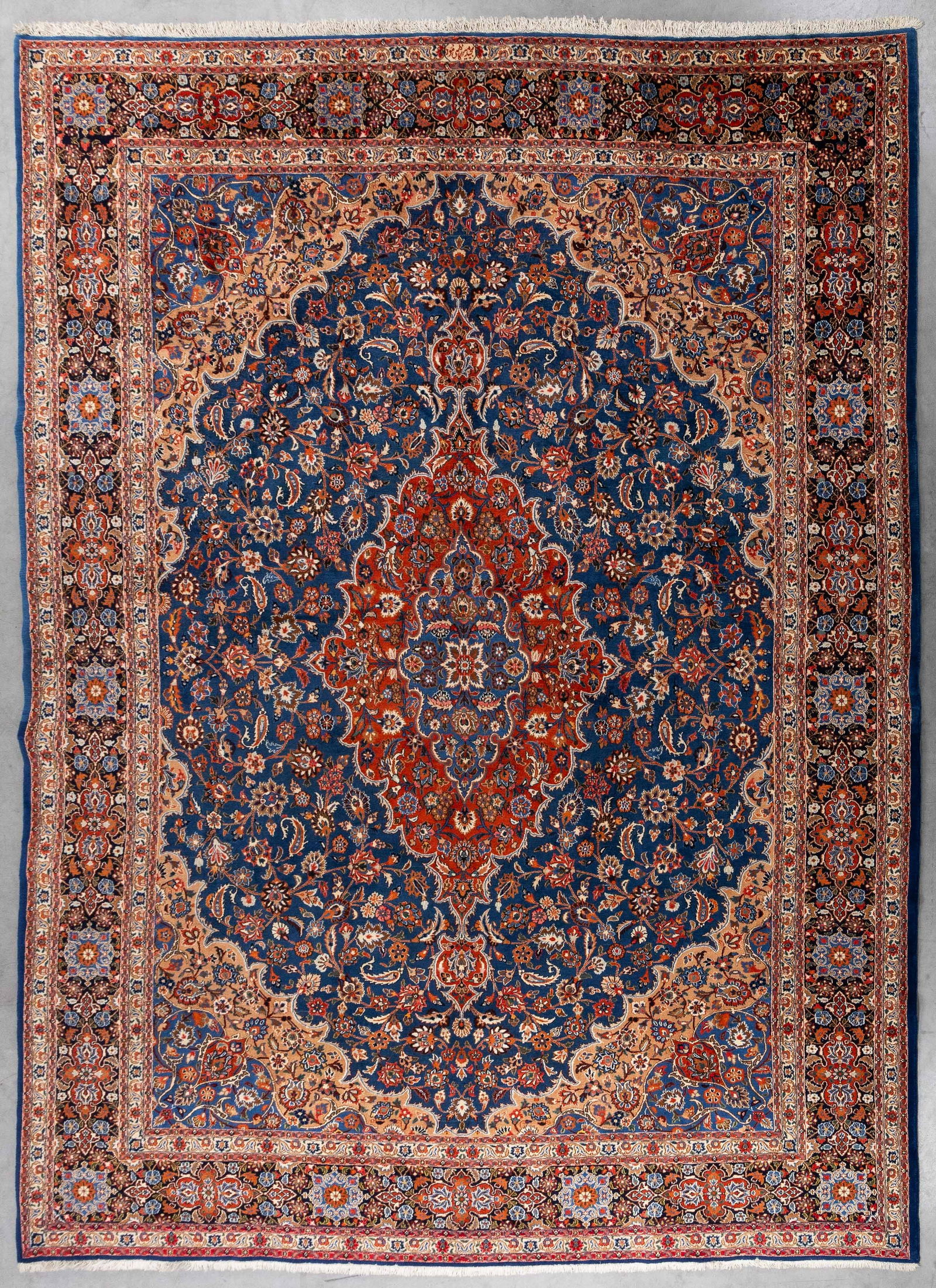A Large Oriental hand-made carpet, Maud, Iran (404 x 300 cm).: A Large Oriental hand-made carpet, Maud, Iran (404 x 300 cm). (300 x 404 x 0 cm)